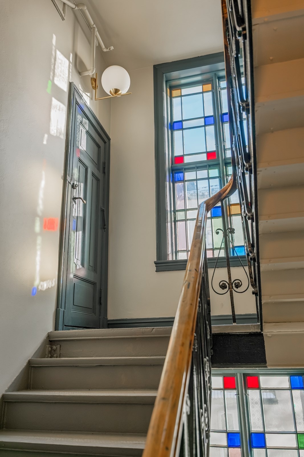 Leiligheten ligger i en klassisk bygård fra 1889 med sjarmerende detaljer i trappeoppgangen. Galleribilde