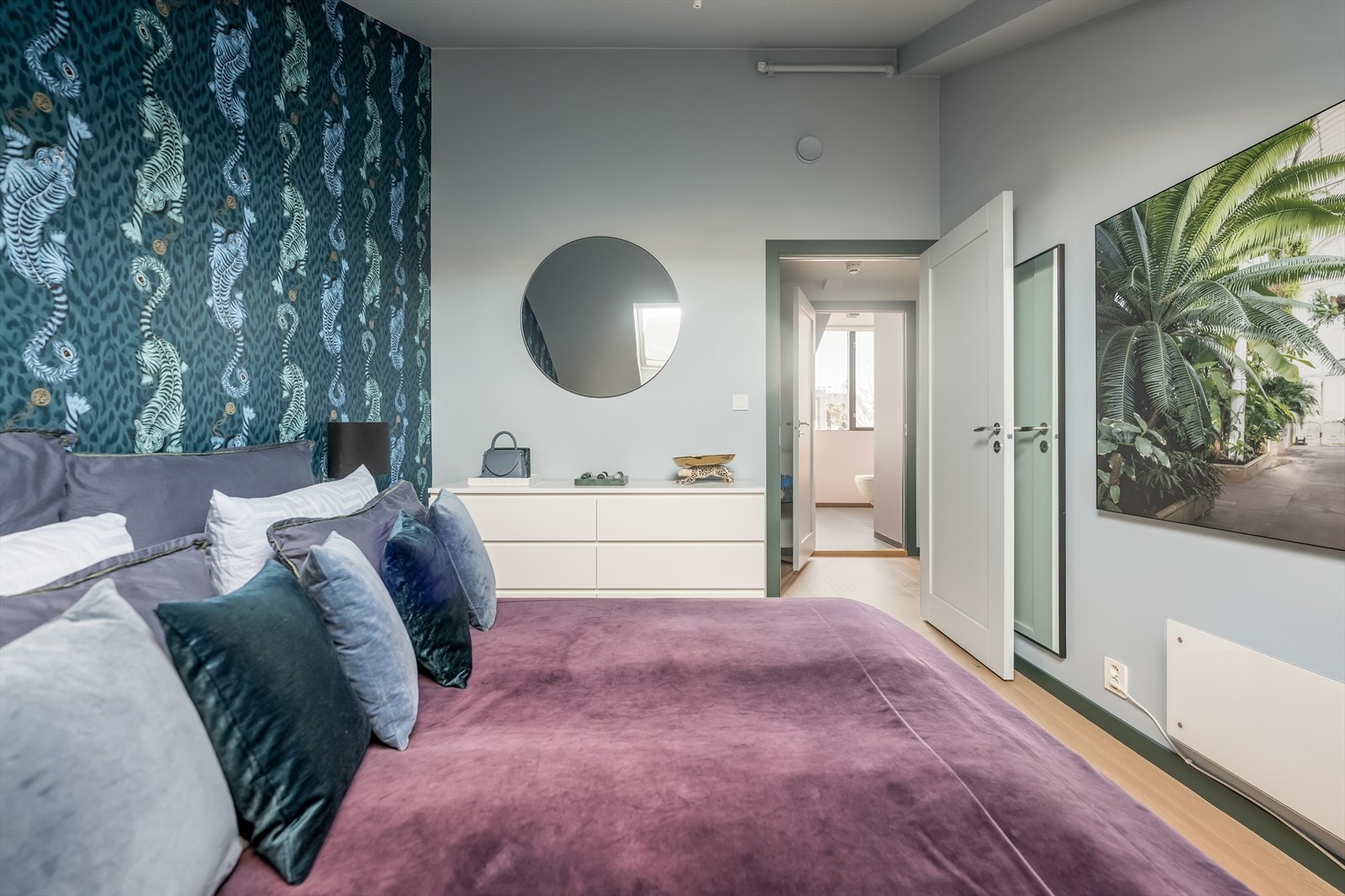 Den gjennomgående planløsningen bidrar til ekstra godt lysinnslipp. Galleribilde