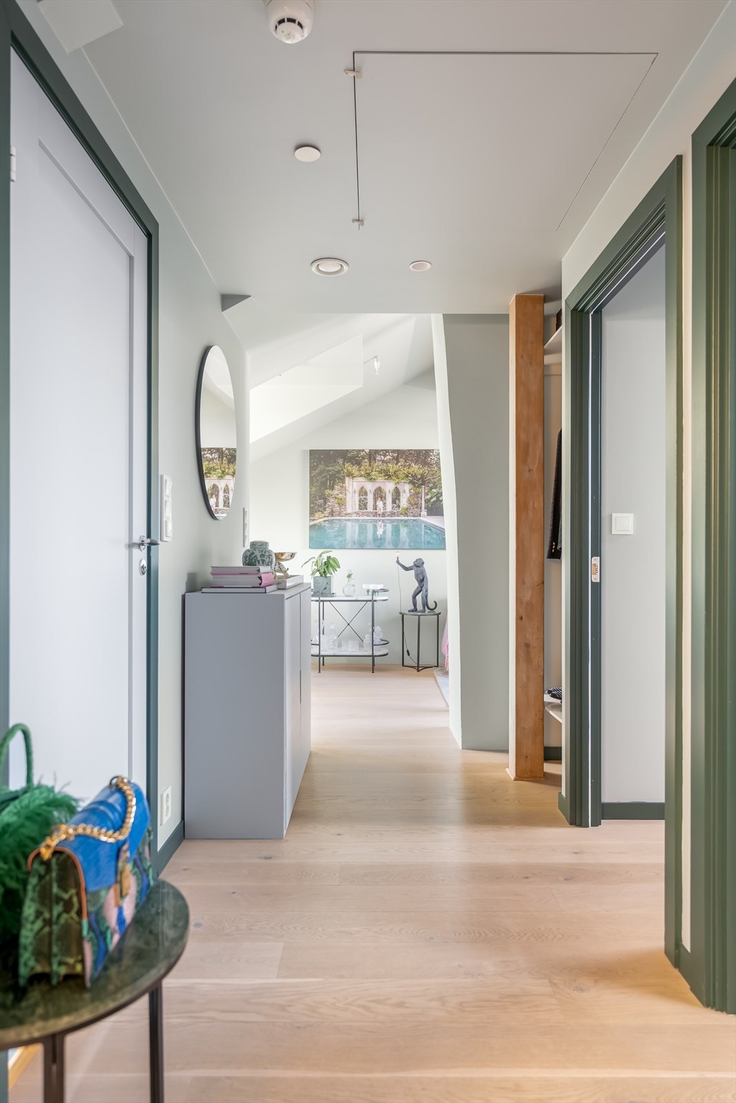 Allerede fra første steg inn oppleves leiligheten som åpen og luftig, med en planløsning som utnytter arealet svært godt. Galleribilde