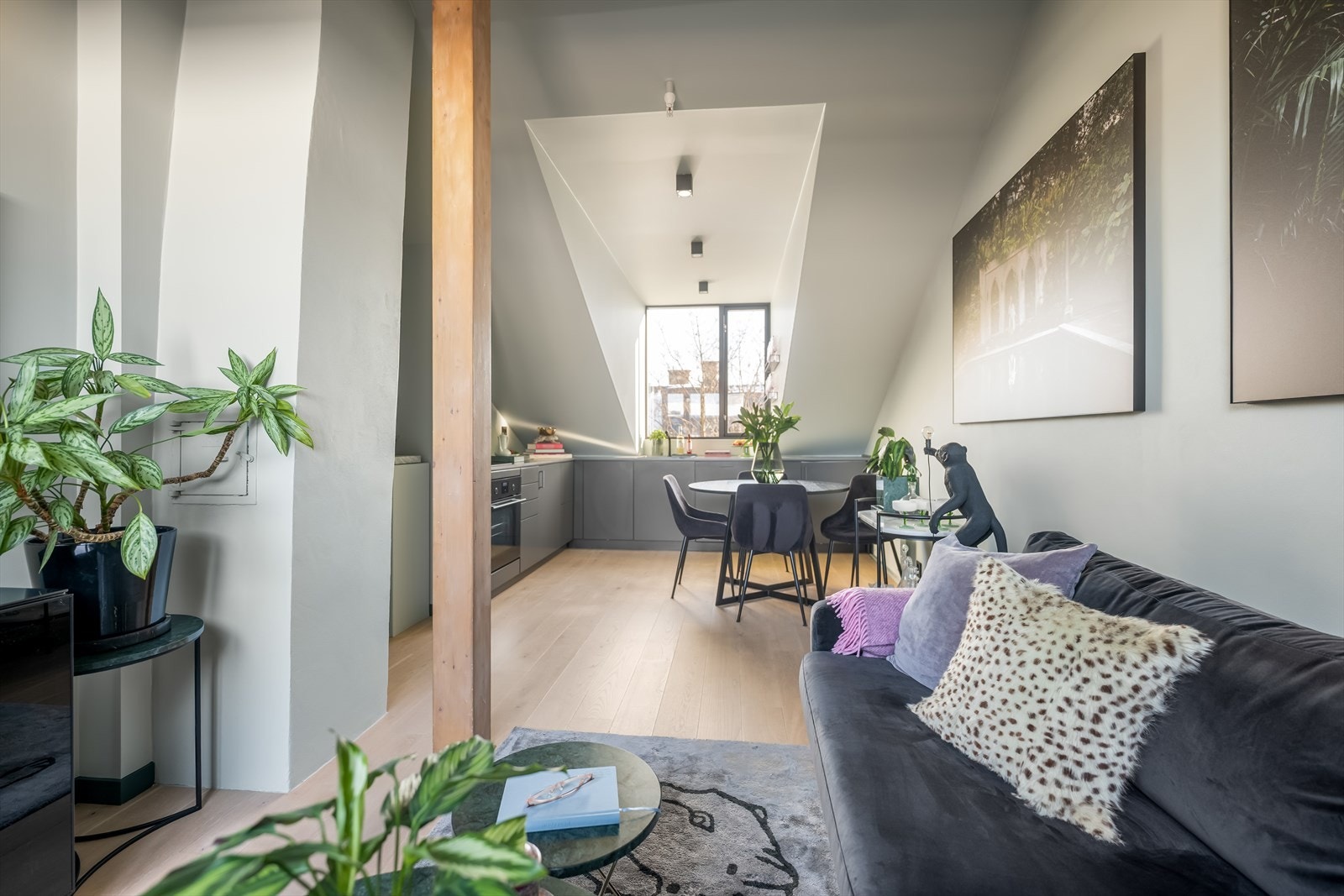 Her er det god plass til en sofagruppe og et spisebord i tilknytning til kjøkkenet. Galleribilde