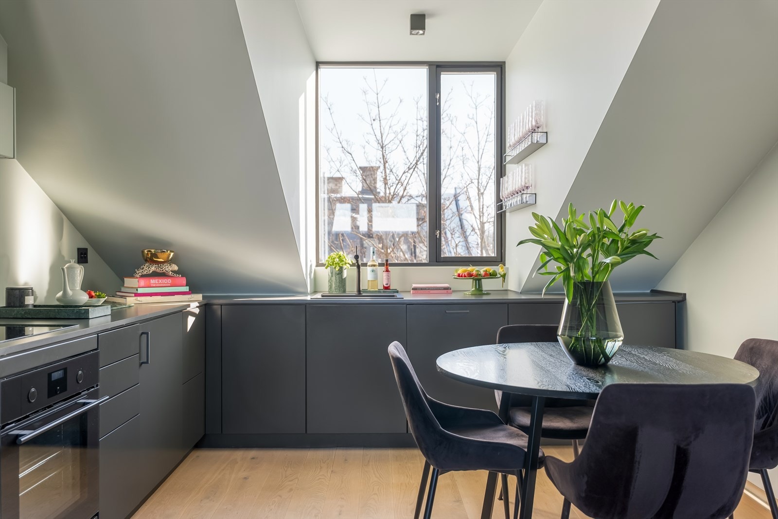 Store vindusflater som slipper inn godt med naturlig lys og gir rommet en lys og luftig følelse. Galleribilde