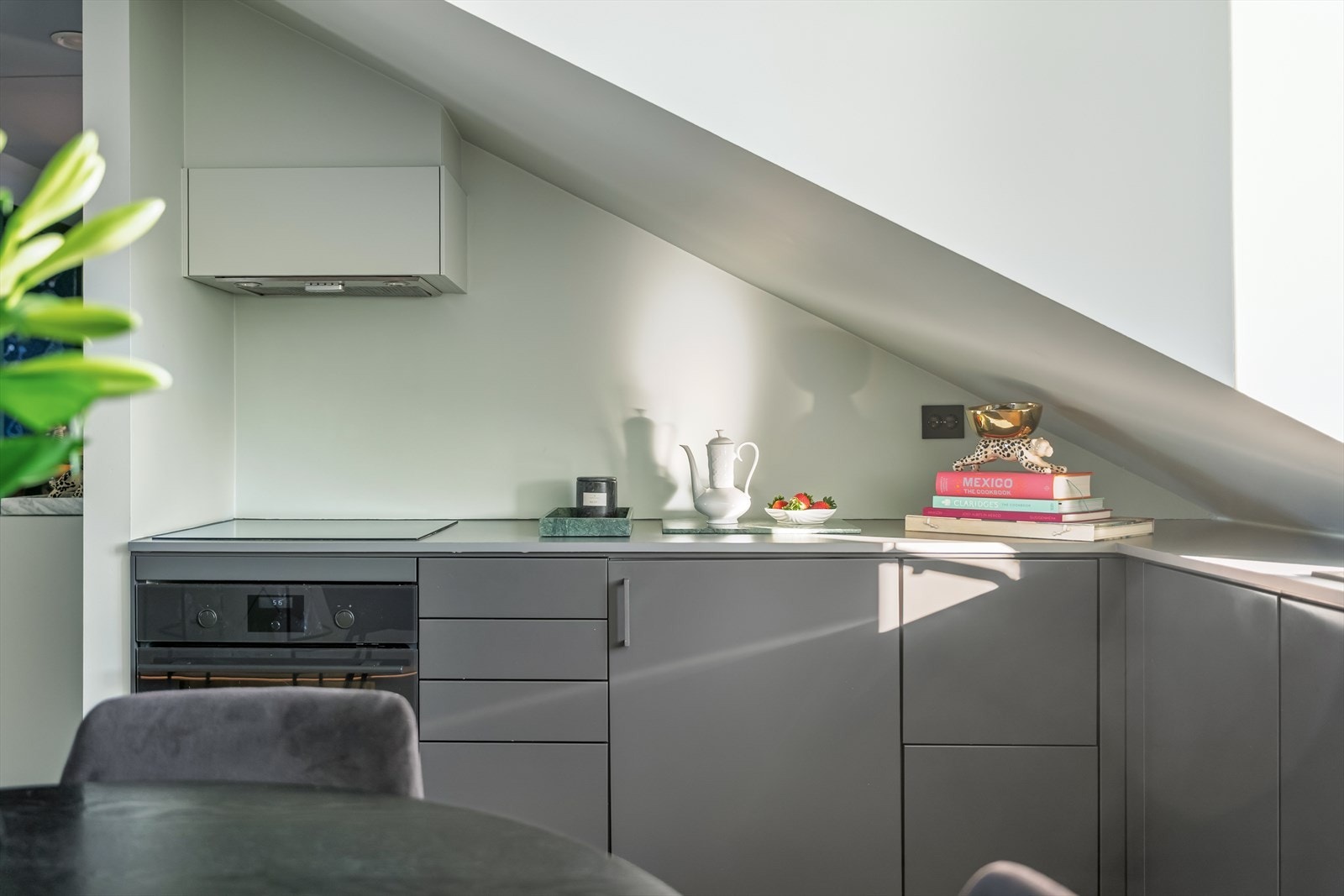 Det er godt med skap- og benkeplass med en praktisk L-løsning. Galleribilde