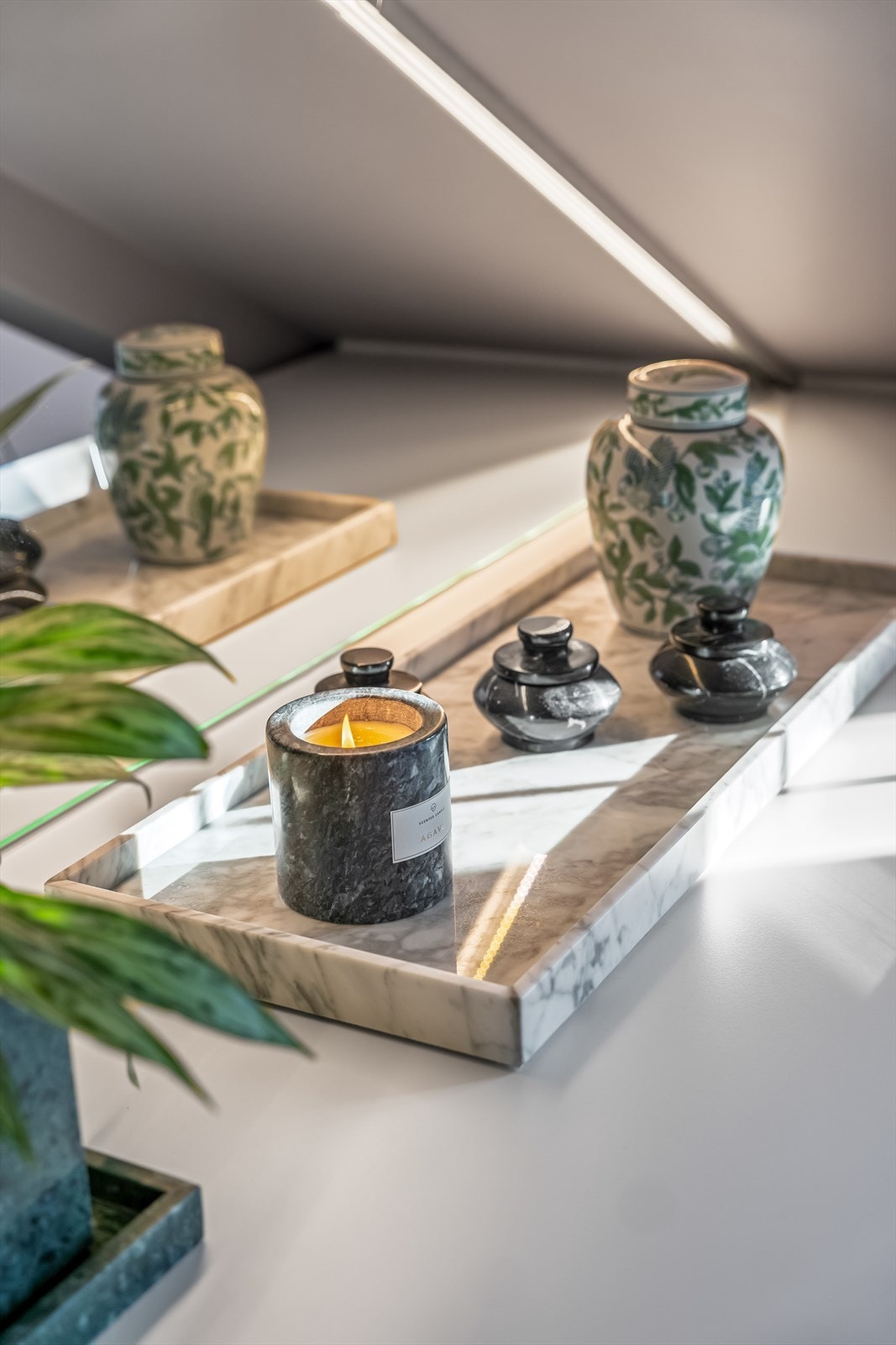 Videre er det et speil med moderne overlys, et vegghengt klosett og et dusjhjørne med svingbare glassdører. Galleribilde