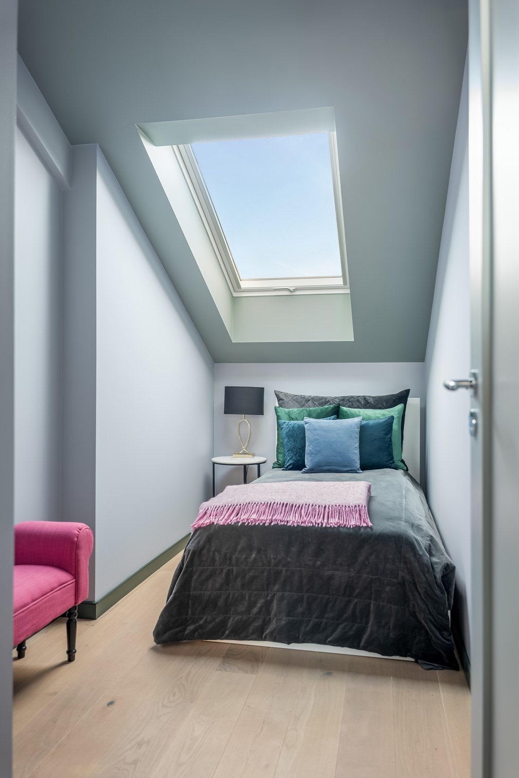 Store takvinduer på soverommene fyller rommene med naturlig lys fra morgen til kveld. Galleribilde