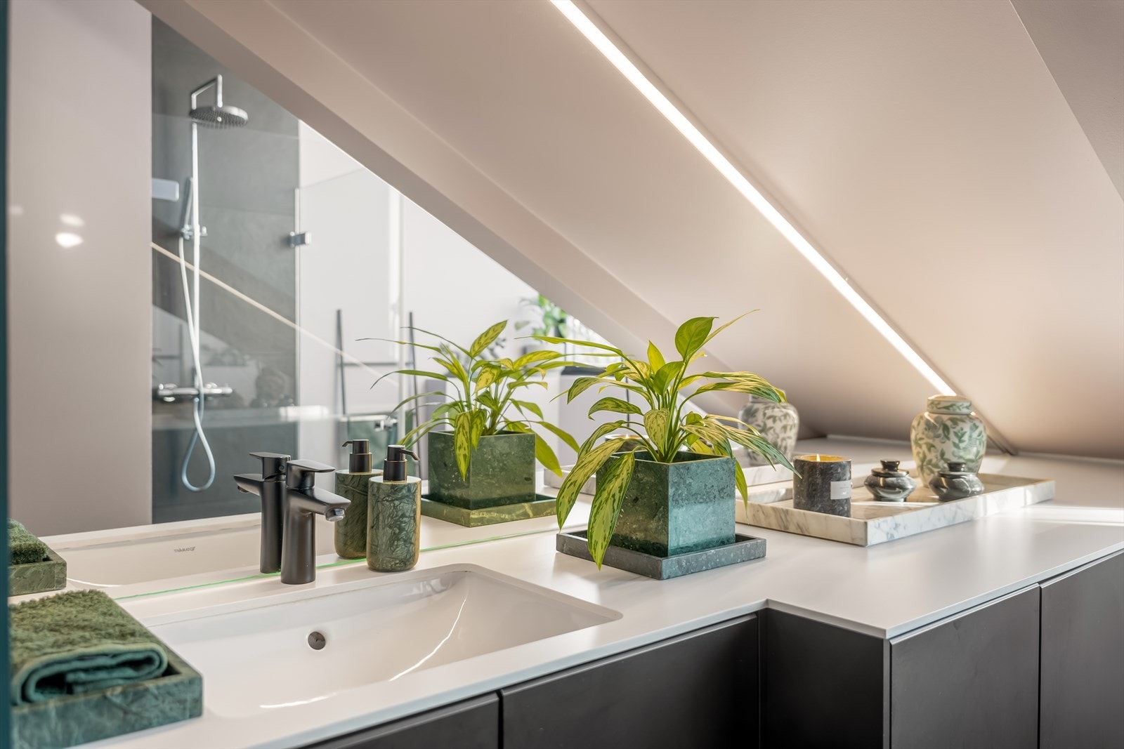 Innredningen består av en praktisk, laminat arbeidsbenk med underlimt servant og underskap. Galleribilde