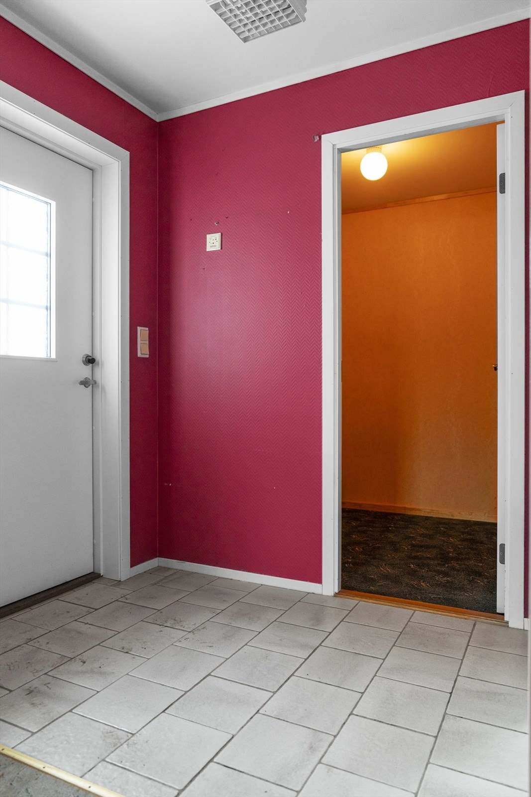 Gang med adkomst inn til praktisk bod/garderoberom Galleribilde