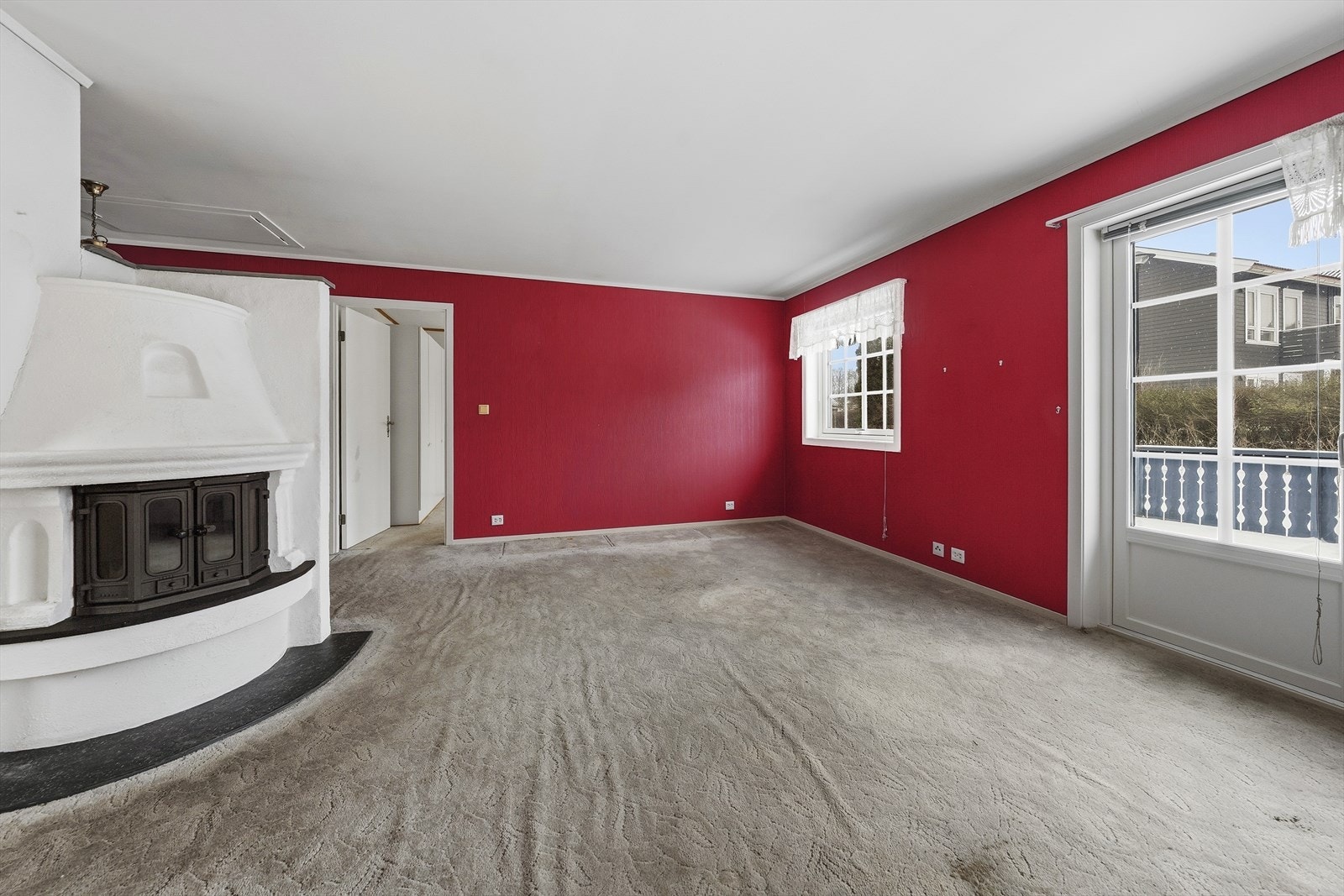 Stuen har peis og det er utgang ut til terrasse og hage Galleribilde