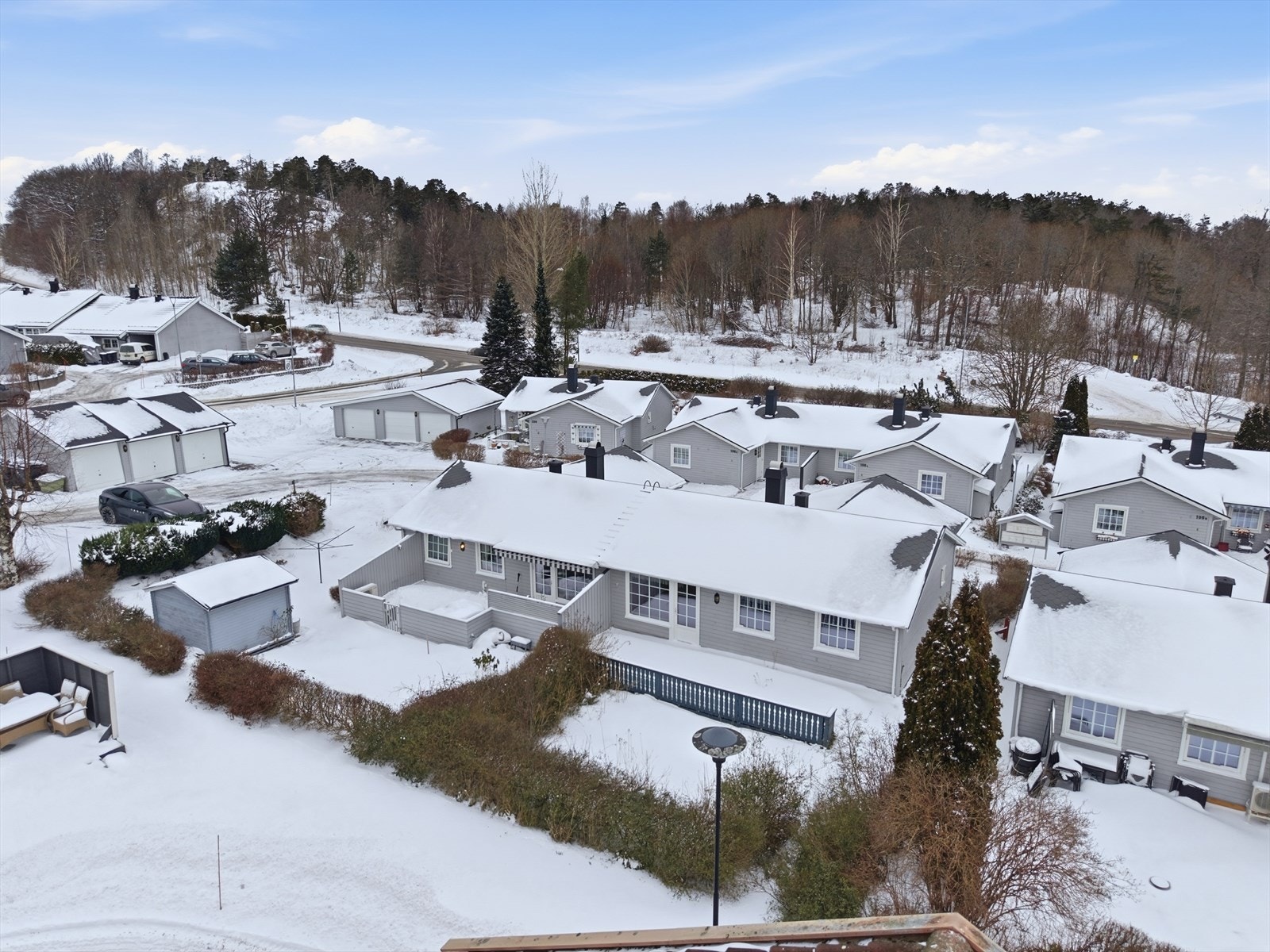 Boligen har en fin solrik terrasse og hageflekk på begge sider av boligen. Galleribilde