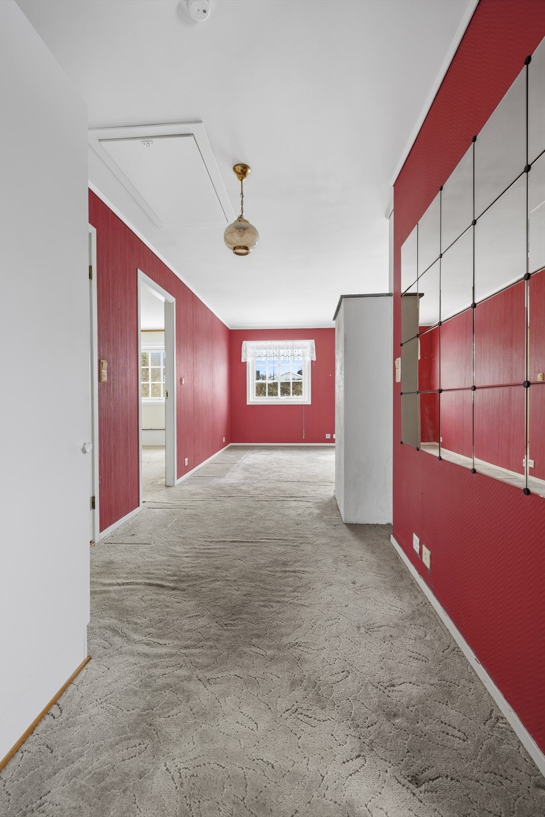 Gang med garderobeskap. Det er loftsluke med loftstrapp opp til lagringsloft. Galleribilde