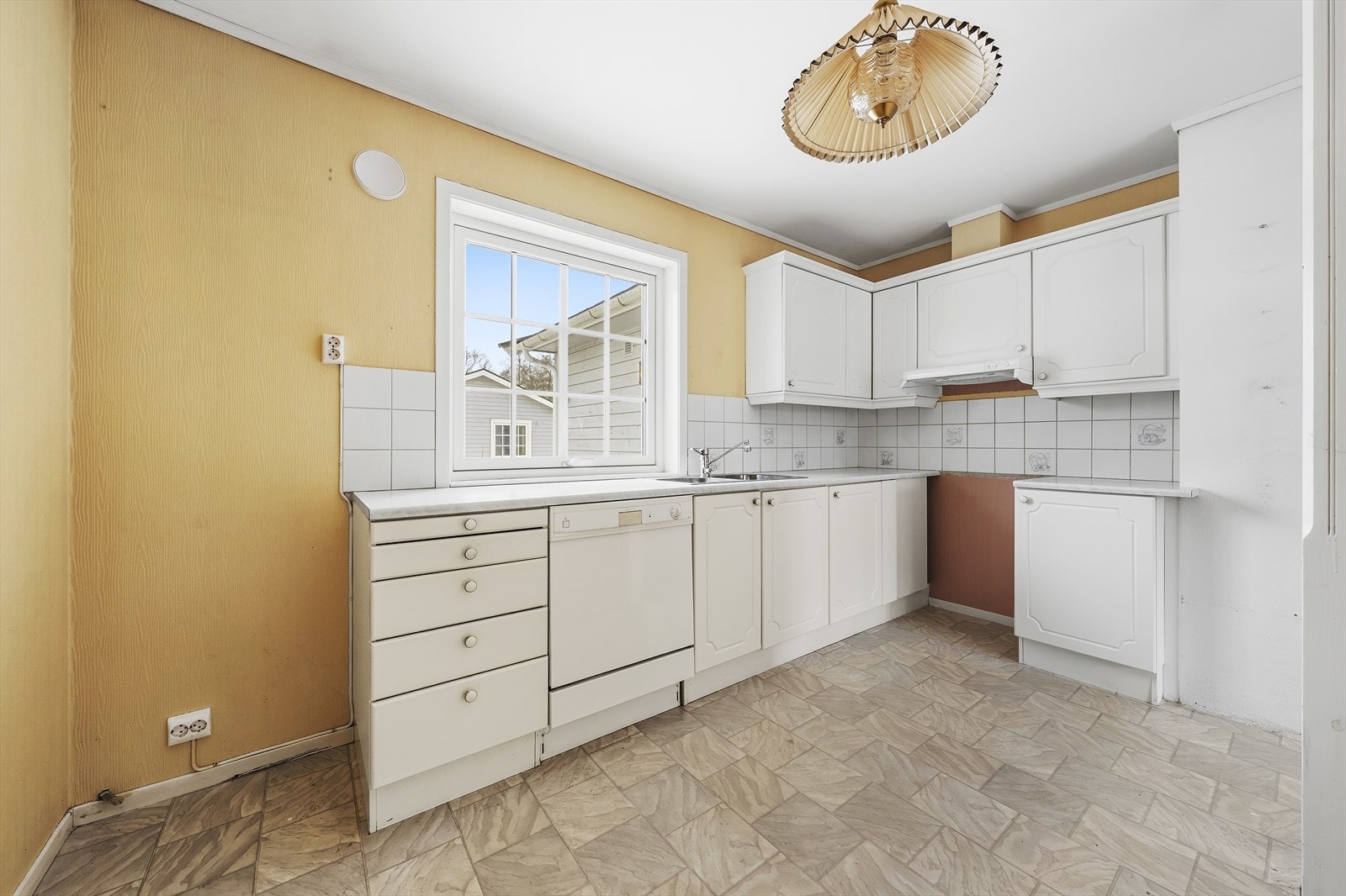 Kjøkkenet ligger ved siden av stuen med åpning ut til stuen Galleribilde