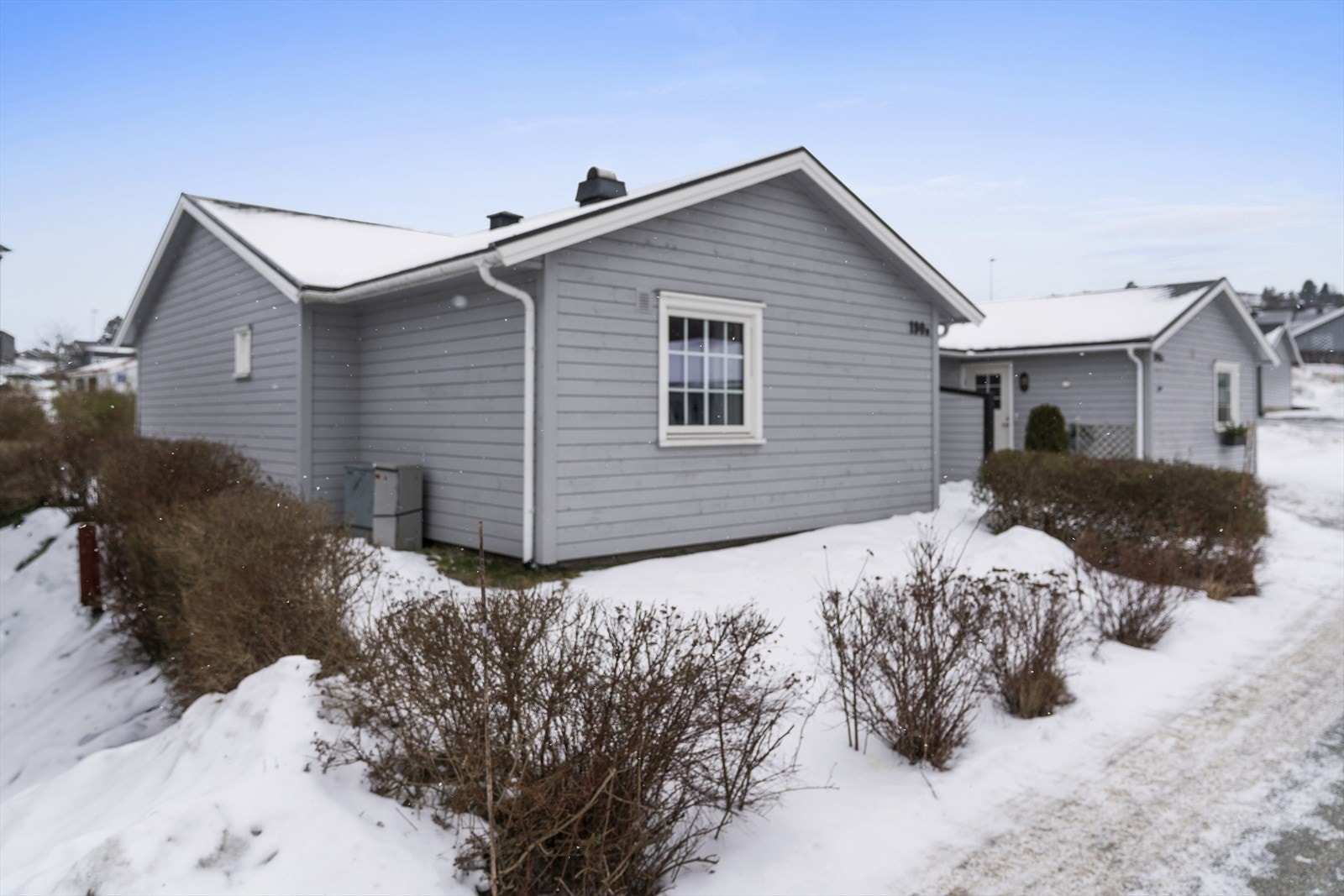 Boligen har disponibelt tomteareal på begge sider av boligen Galleribilde