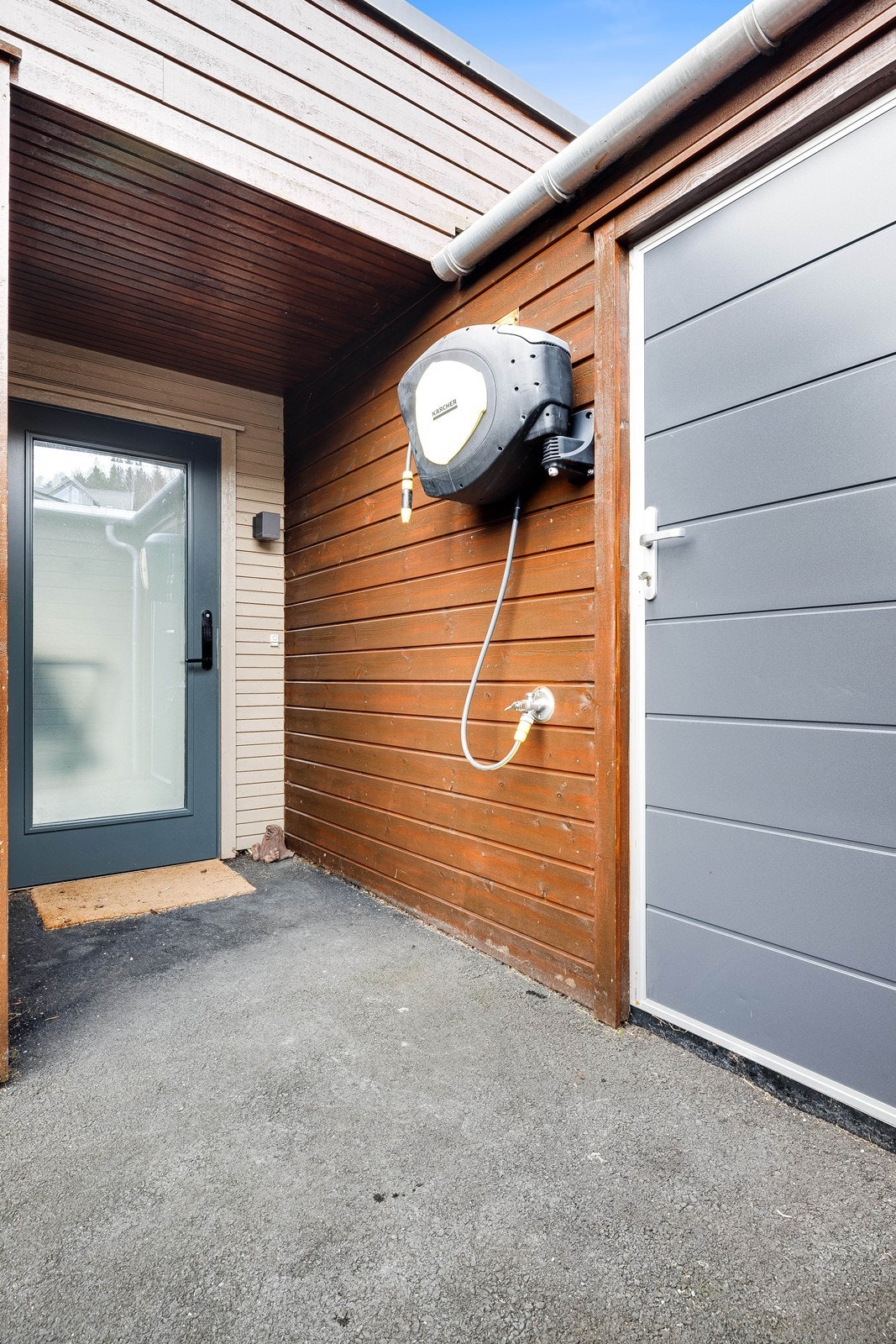 Praktisk bod og garasje med utvendig vannslange og el-bil lader. Galleribilde