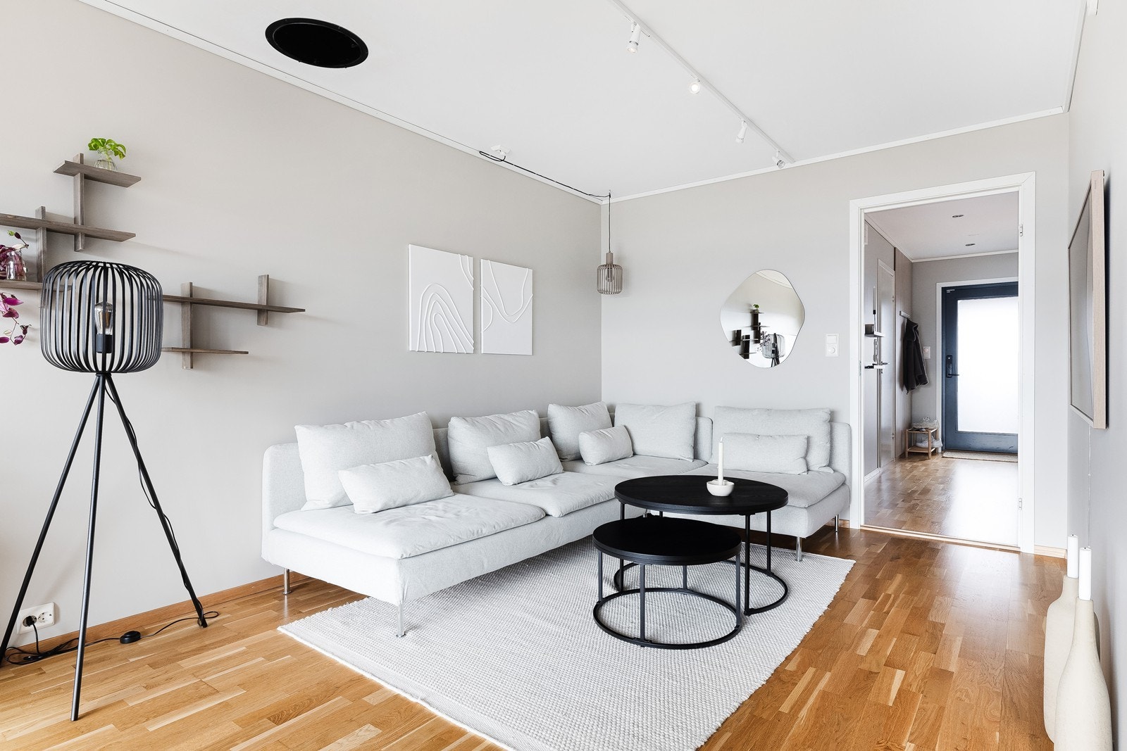 Boligen fremstår med gjennomgående lyse overflater og parkett på gulv. Sort plate i tak var tidligere vedovn, så her kan en enkelt innstallere ny om det skulle være ønskelig. Galleribilde