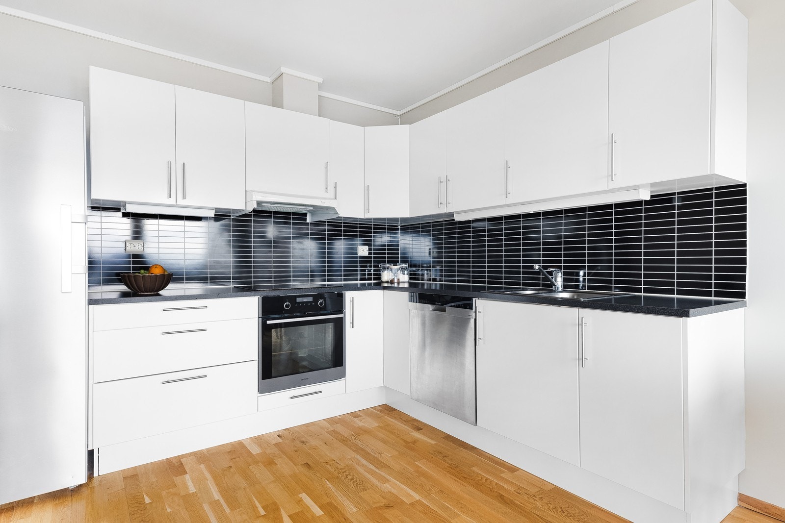 Praktisk kjøkkenløsning med god arbeidsflate og smart oppbevaring. Galleribilde