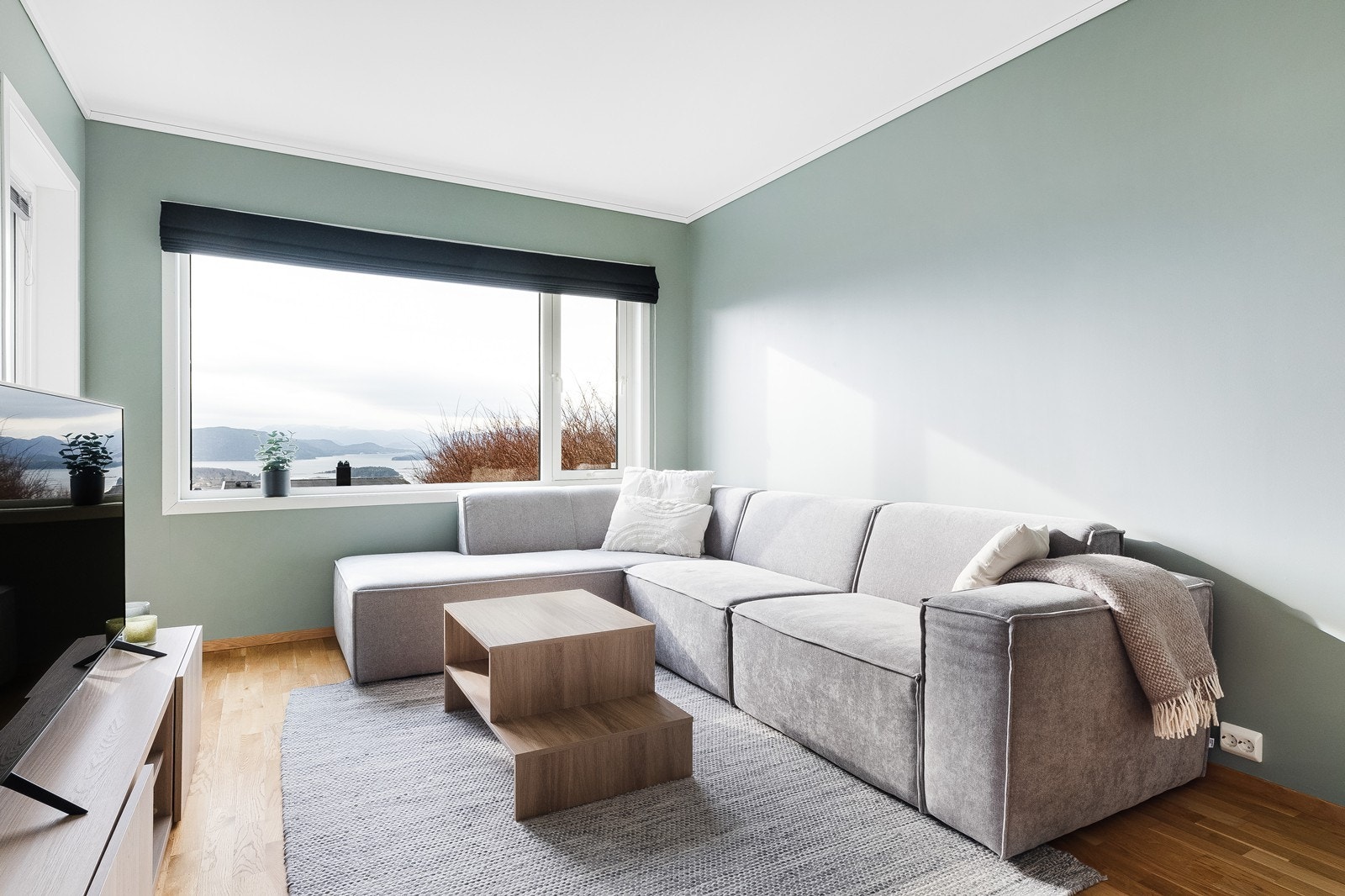 Soverom 2 brukes som stue og har utgang til overbygd uteplass. Galleribilde