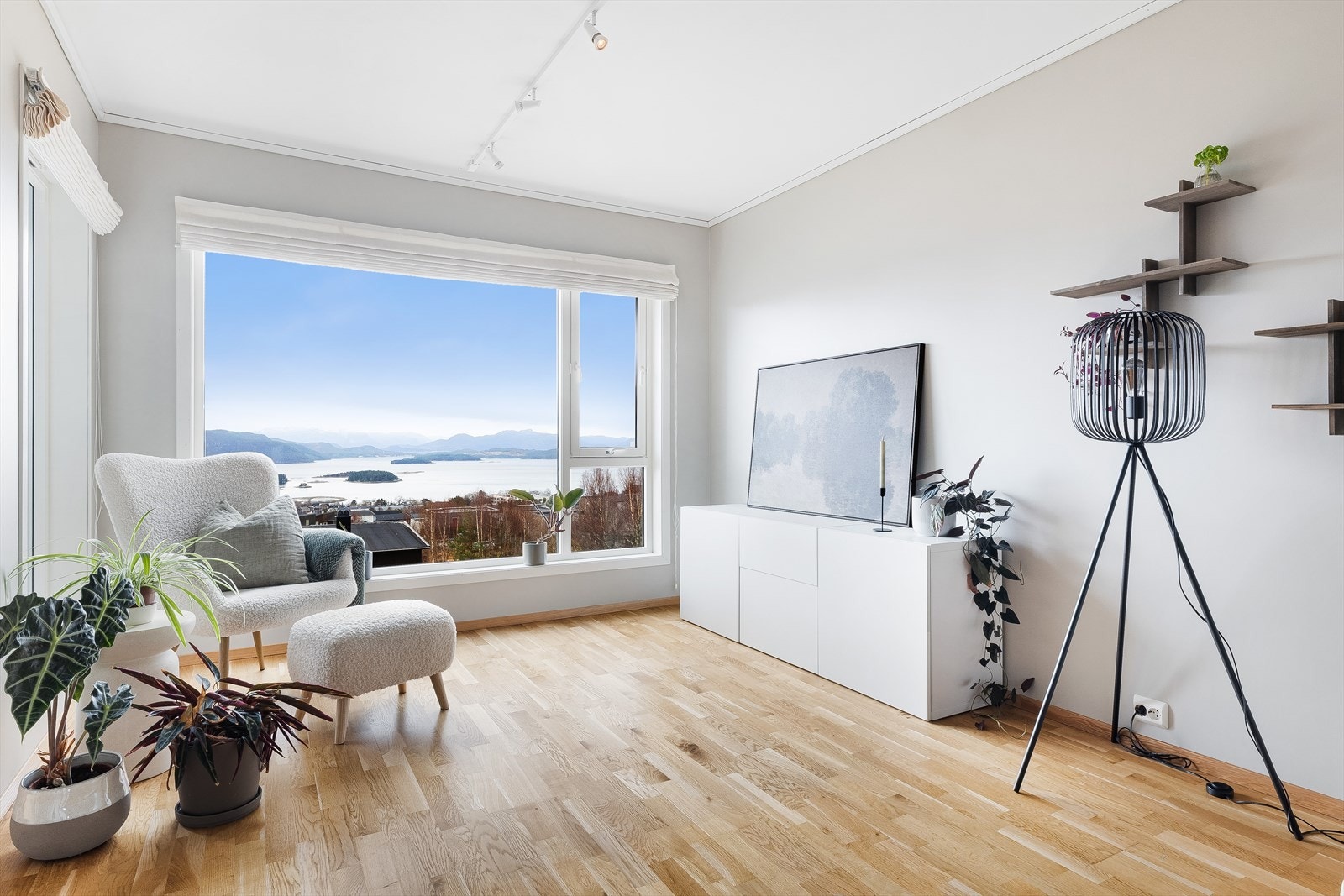 Store vinduer sørger for godt med dagslys inn i stuen. Galleribilde