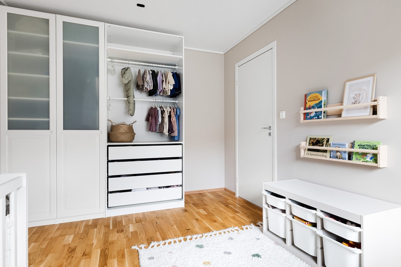 Stor garderobeløsning med god plass til oppbevaring. Galleribilde