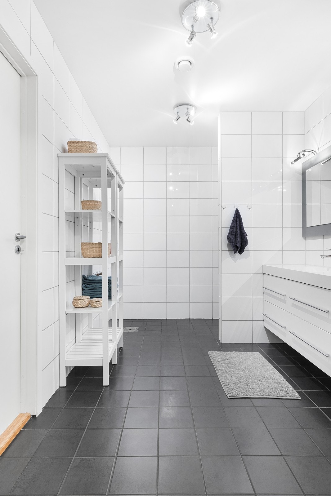 Romslig baderom som har direkte inngang til vaskerom. Galleribilde