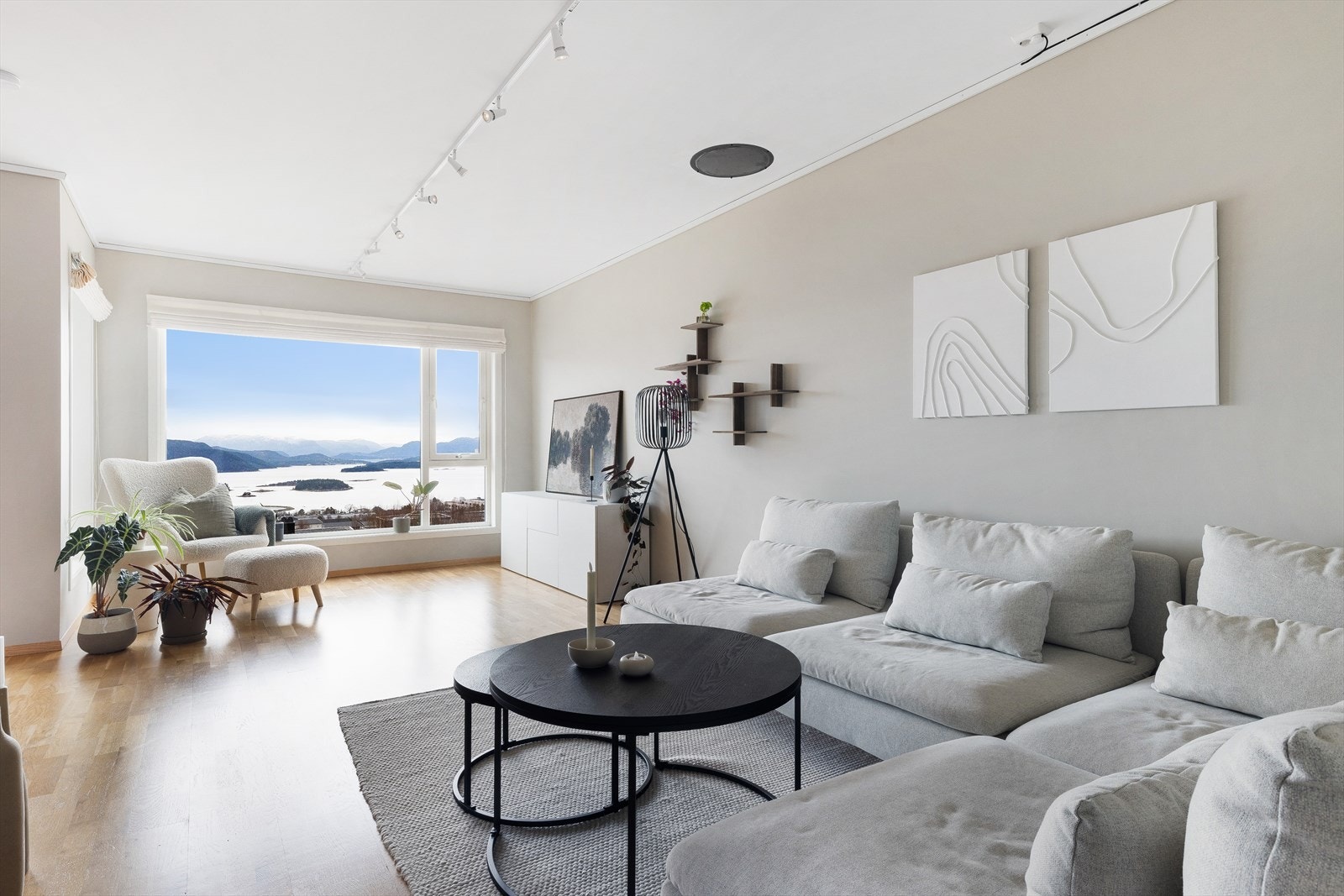 Stuen ligger i øverste etasje og har en nydelig utsikt utover Ryfylkebassenget som gir luftig og fin atmosføre i rommet. Galleribilde