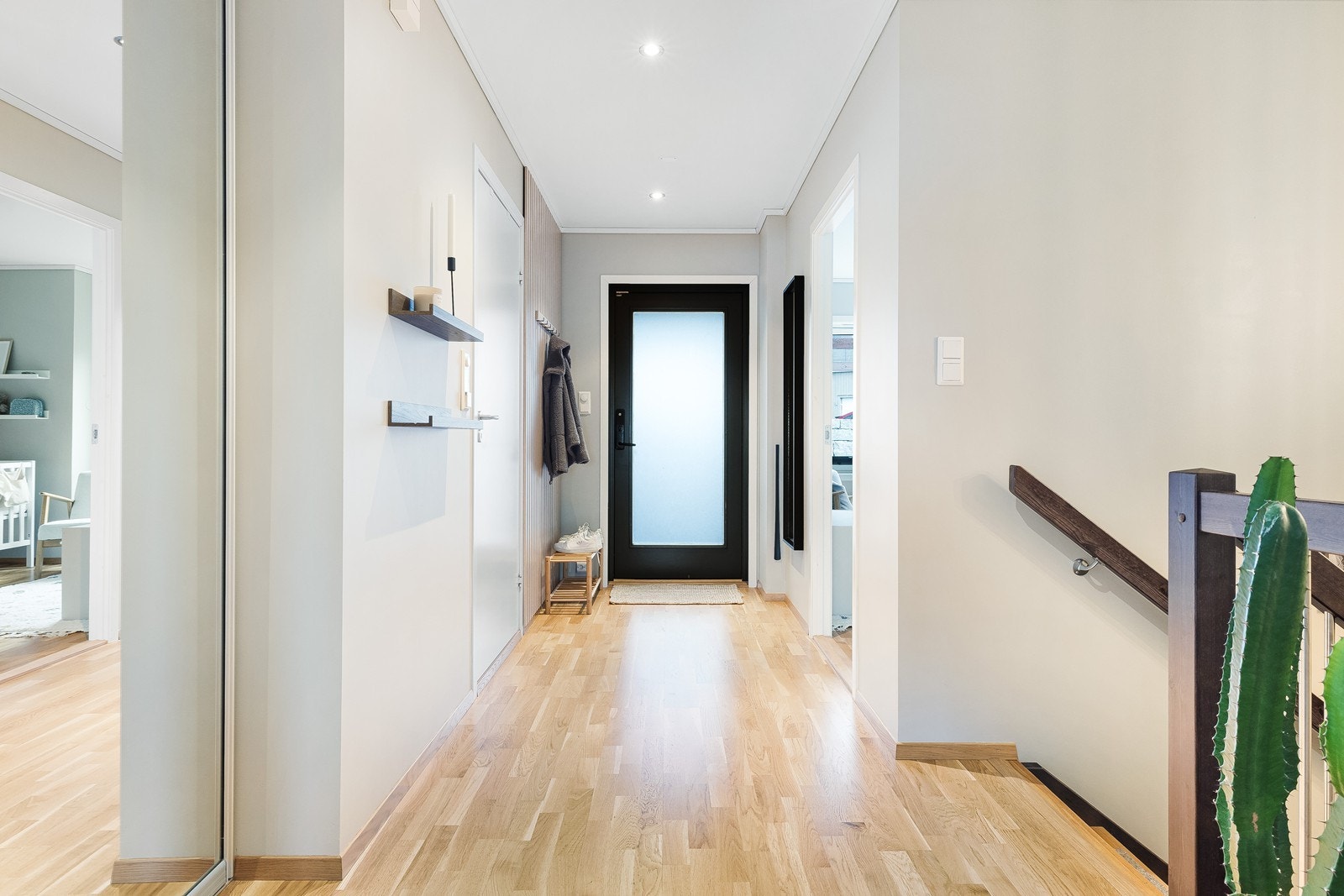 Velkommen hjem. Her kommer du inn i en lys og åpen inngang/gang med plass til yttertøy å sko i romslig skyvedørsgarderobe innerst i gangen. Galleribilde