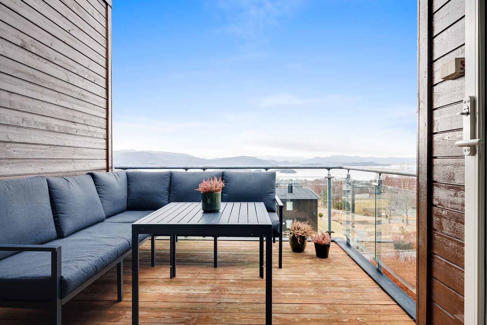 Perfekt plass for morgenkaffen og nyte den nydelige utsikten utover det flotte Ryfylkebassenget. Galleribilde