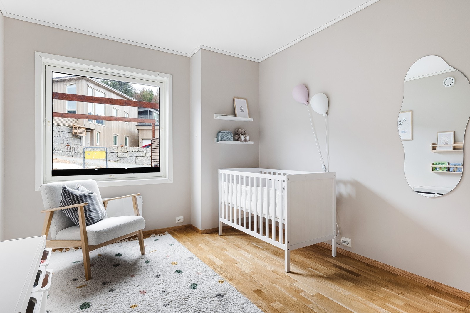 Soverommet i denne etasjen er av god størrelse og passer både som soverom, gjesterom eller kontor - alt etter ditt behov. Galleribilde