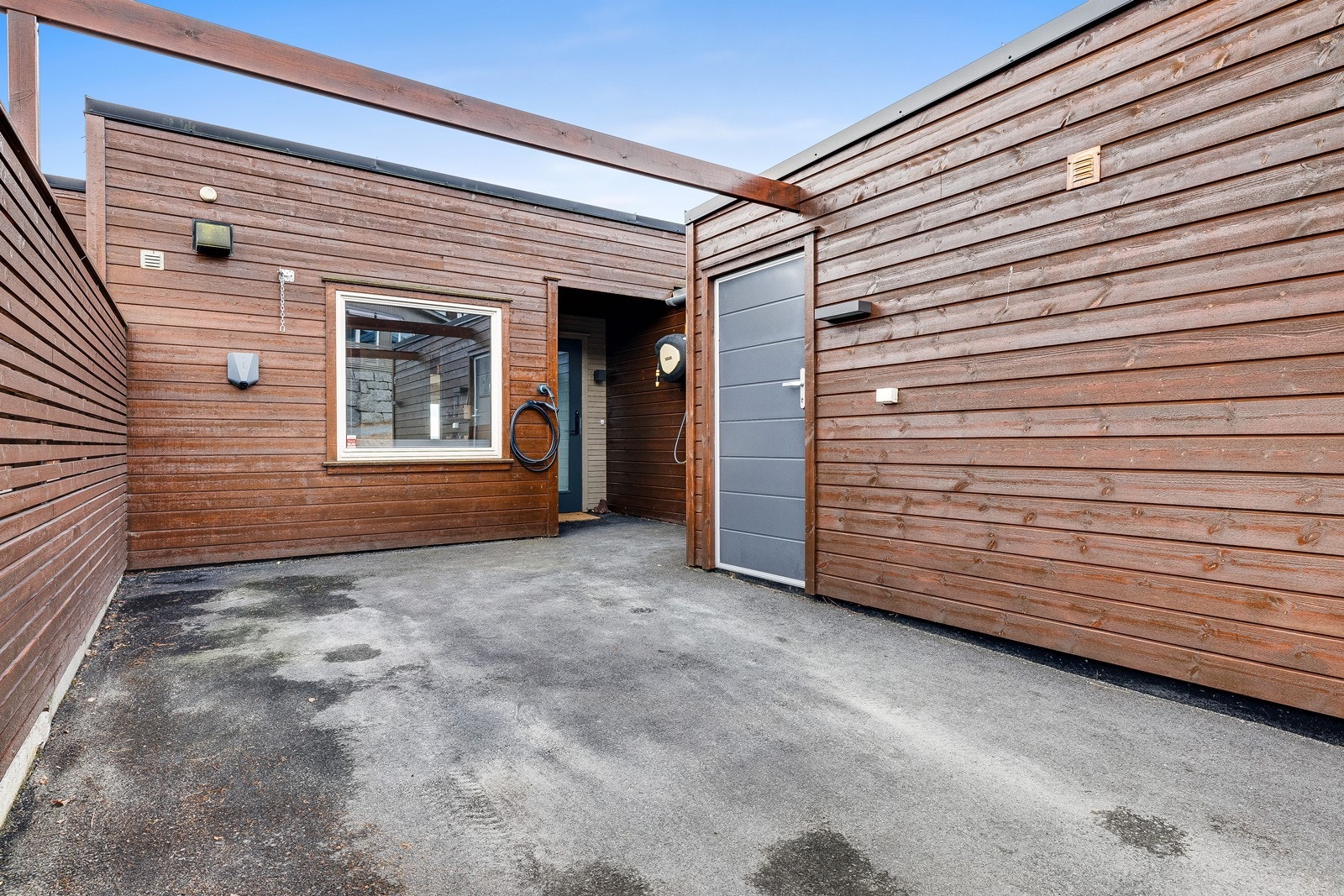 Innholdsrikt rekkehus som er pent opparbeidet med gressplen, beplantning og terrasse. Tomten er på 255 kvm. Galleribilde