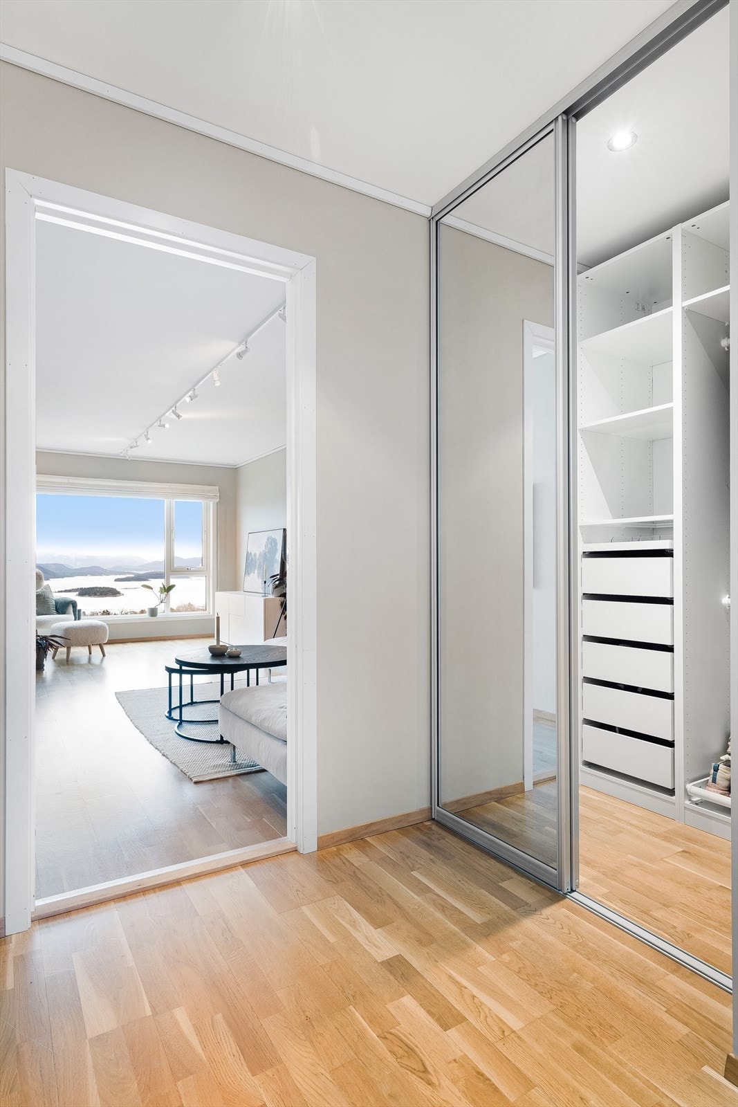 Romslig garderobeløsning for god orden i gangen. Galleribilde