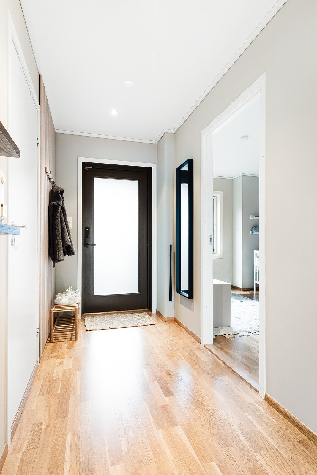 Direkte tilgang til soverommet i denne etasjen. Alle gulv er belagt med parkett og fliser i tidsriktige farger. Galleribilde