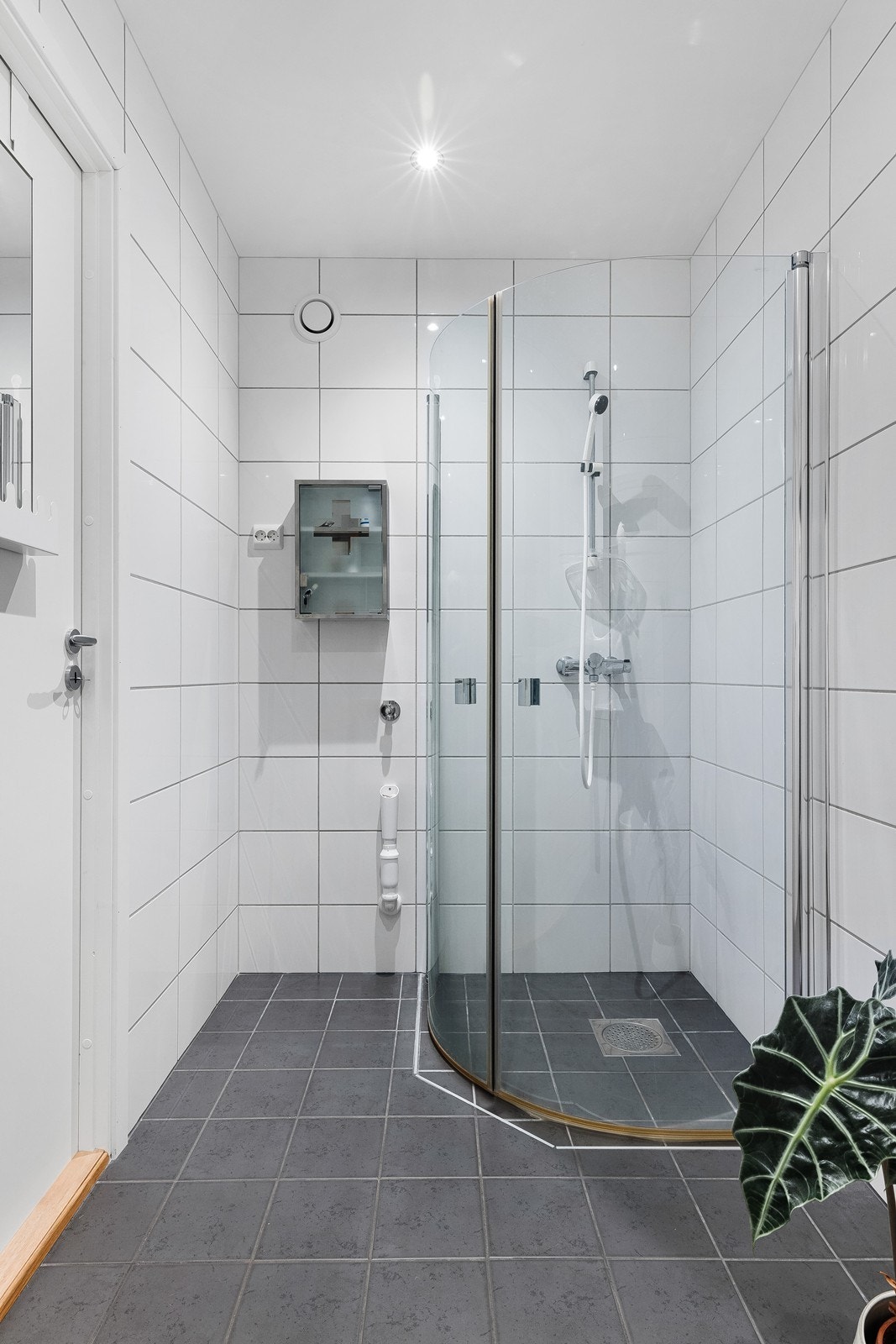 Dusj med innfellbare glassvegger. I tillegg er det opplegg for vaskemaskin ved siden av dusjen. Galleribilde