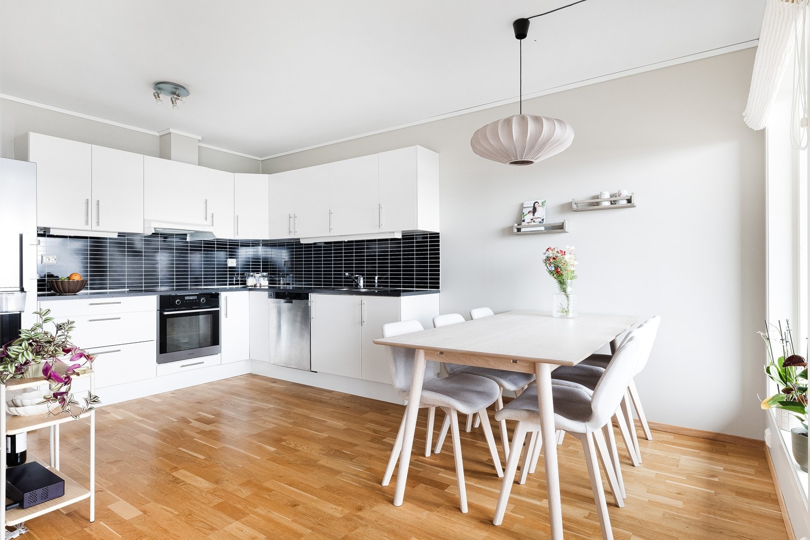 Romslig kjøkken med rikelig benk- og skapplass. Galleribilde