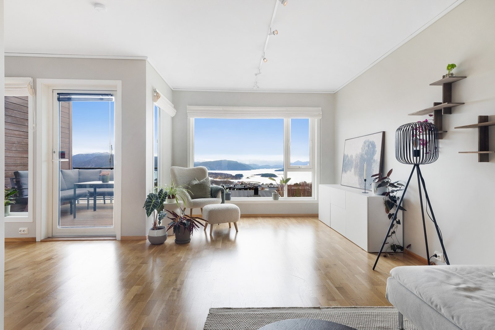 Fra stuen er det utgang til terrasse med gode solforhold og flott utsikt! Galleribilde