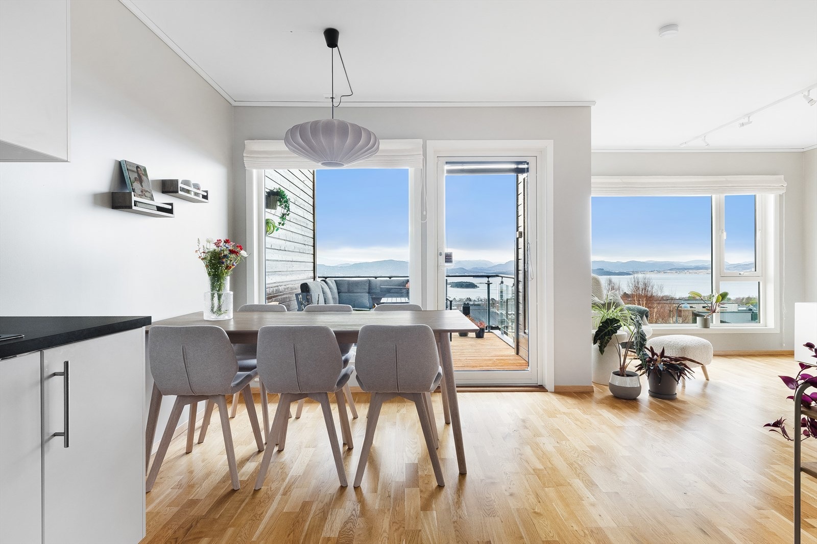 Store vinduer sørger for godt med dagslys inn i stuen. Galleribilde