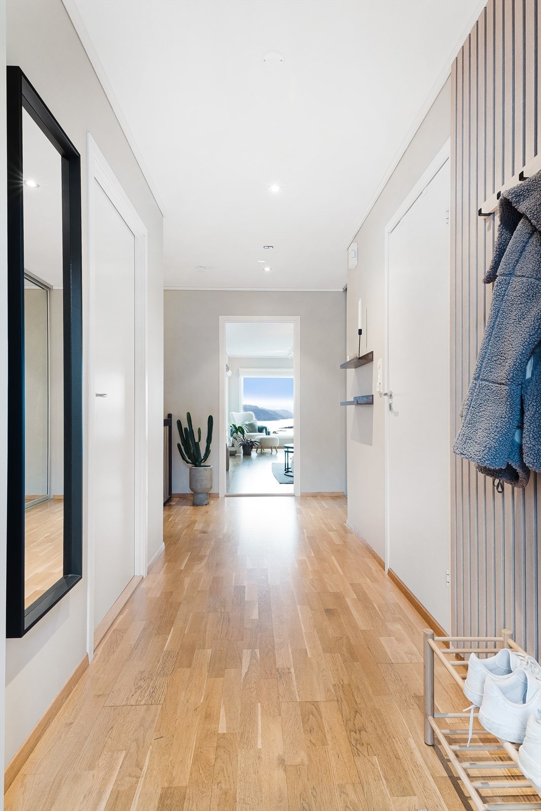 Det første som møter deg når du kommer inn i boligen er det flotte lyset som strømmer mot deg fra det store stuevinduet. Galleribilde