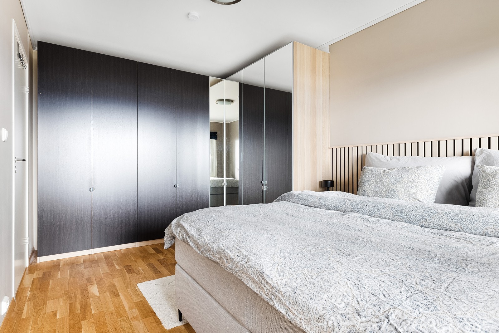 Rikelig med garderobeskap. Galleribilde