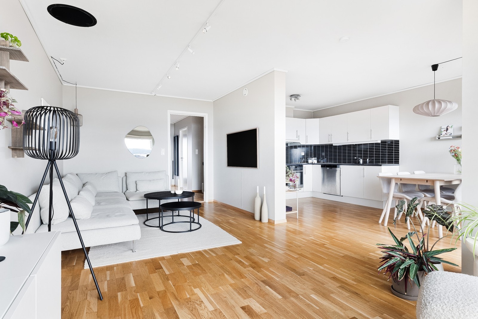 Åpen og luftig stue med naturlig tilknytning til kjøkkenet. Galleribilde