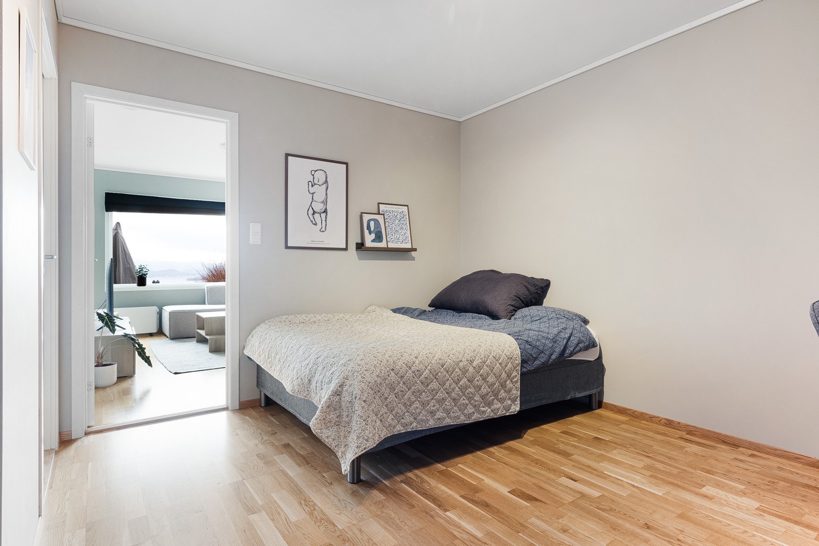 I denne etasjen er det 2 soverom og en stue - gode rom med plass til store senger og ulike skap og hylleløsninger. Gang/kjellerstue innredet med ekstra seng. Galleribilde