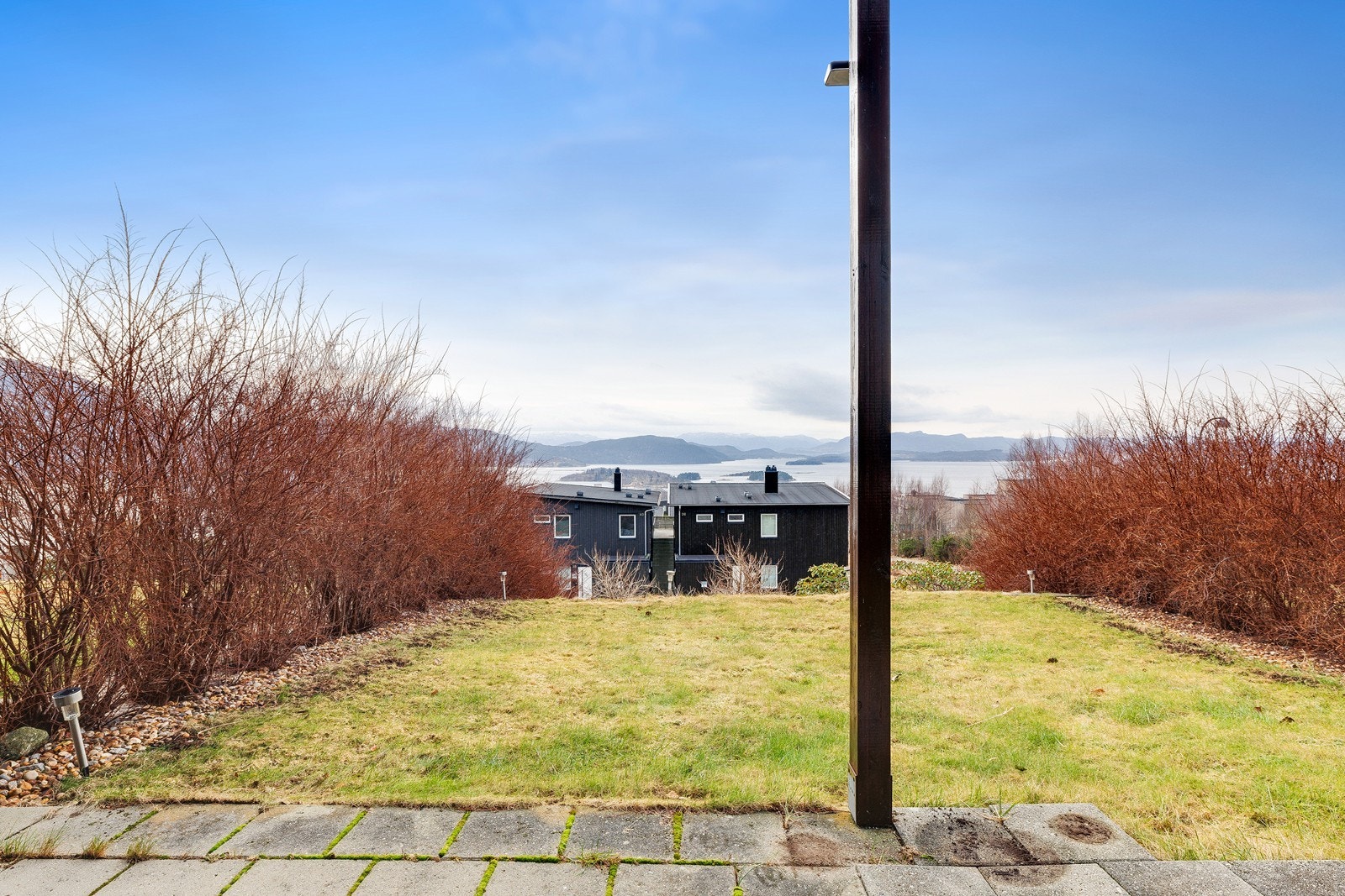 Gressplen hvor både store og små kan boltre seg. Samt en flott skråning hvor de grønne fingrene kan være kreative. Galleribilde