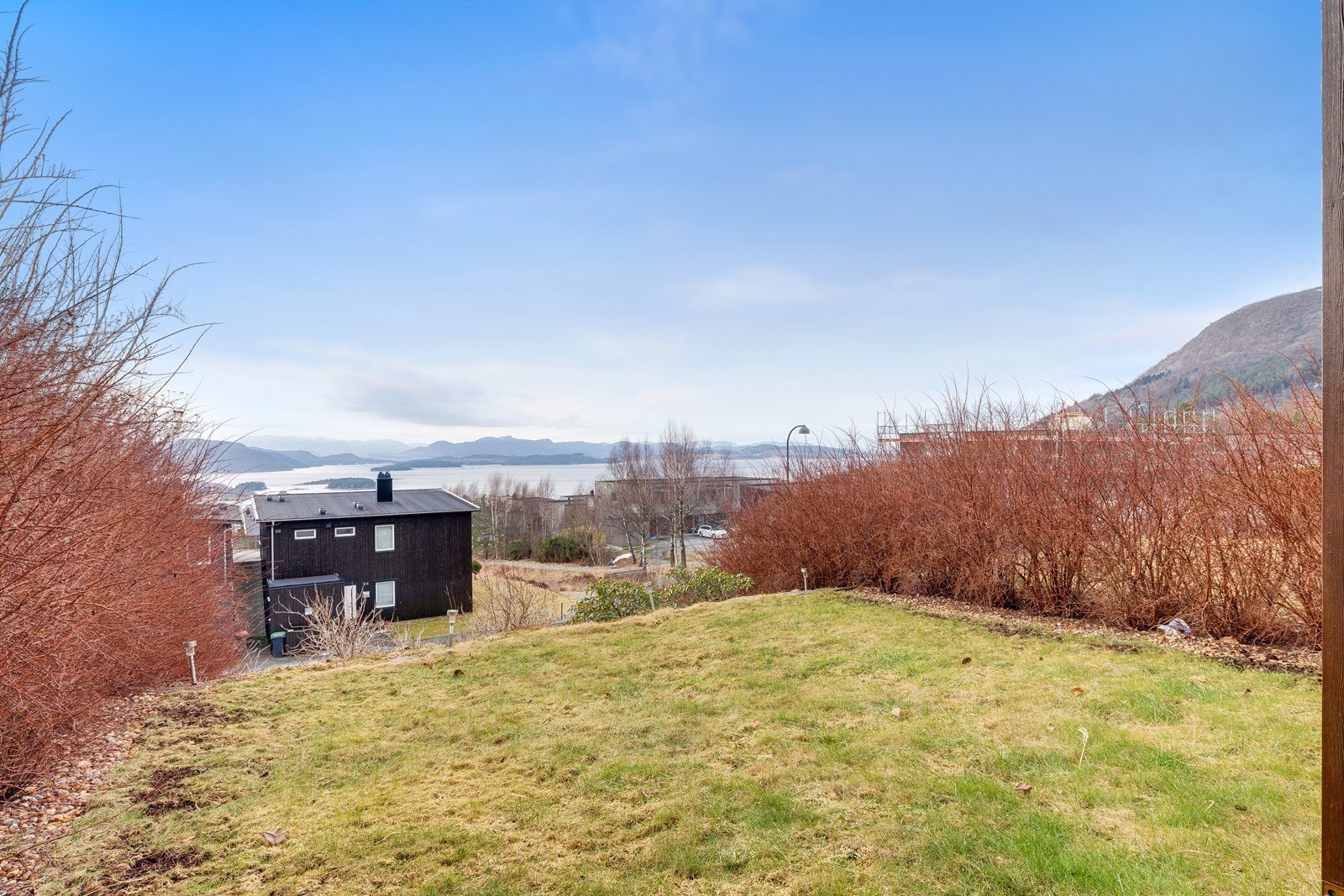 Omgitt av vakker natur i alle retninger. Barkafjellet i front. Galleribilde