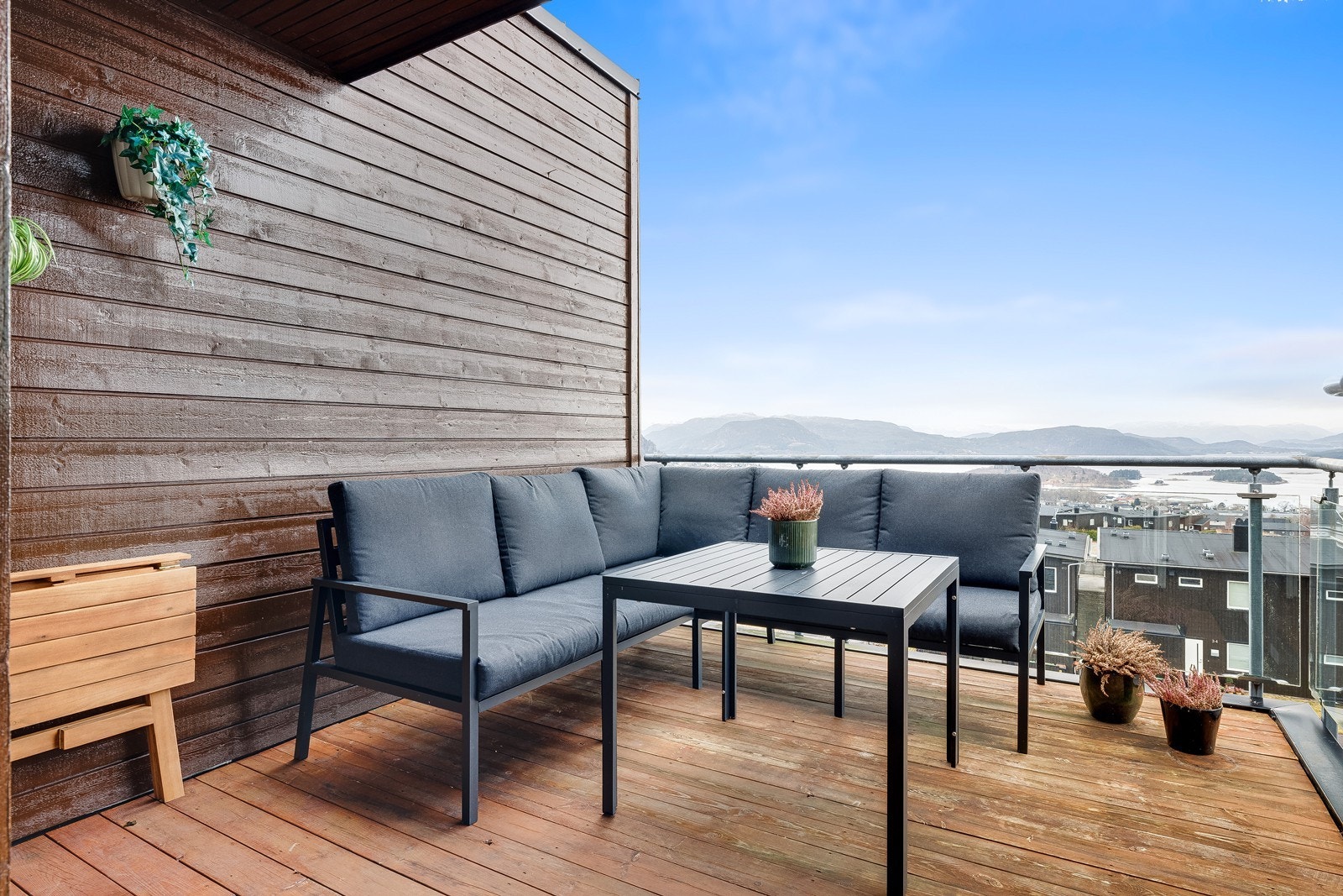 Fra stuen er det utgang til nydelig terrasse hvor en kan nyte flotte dager og bare slappa av! Galleribilde