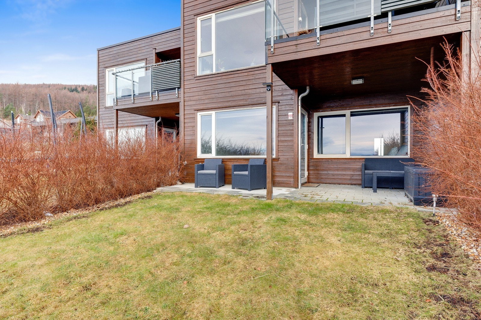 Boligen går over to etasjer hvor du har en herlig skjermet terrasse og uteplass på bakkeplan med tilgang til hagen. Galleribilde