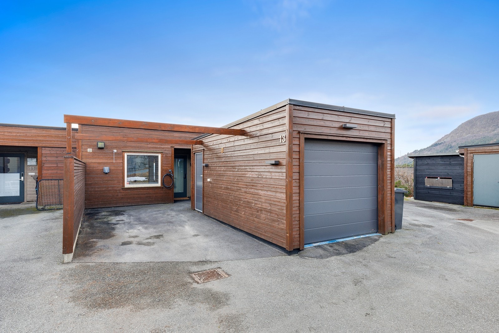 Parkering i garasje og på egen tomt. Gårdsrom ble asfaltert i 2022. Garasje og bod ble satt opp i 2021. Varmekabler i gulv i både utvendig bod og garasje. Galleribilde