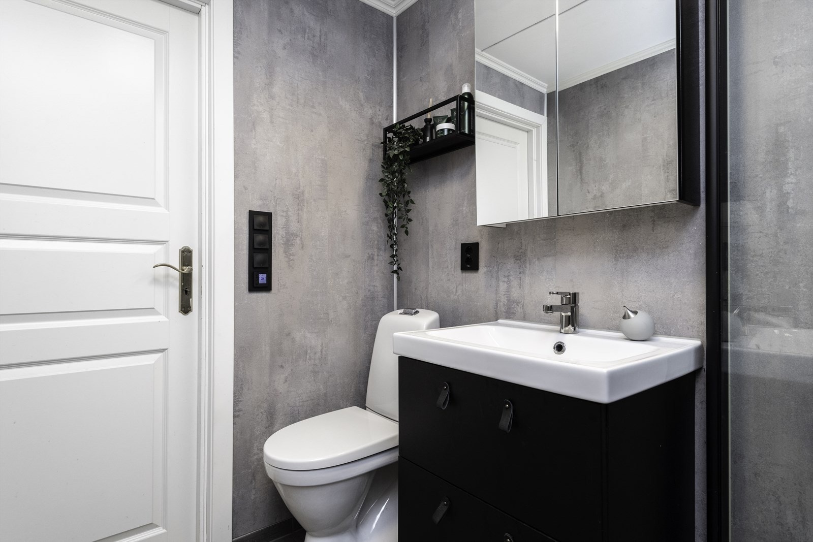 Innredning med nedfelt servant og speilskap gir praktisk oppbevaring. Galleribilde