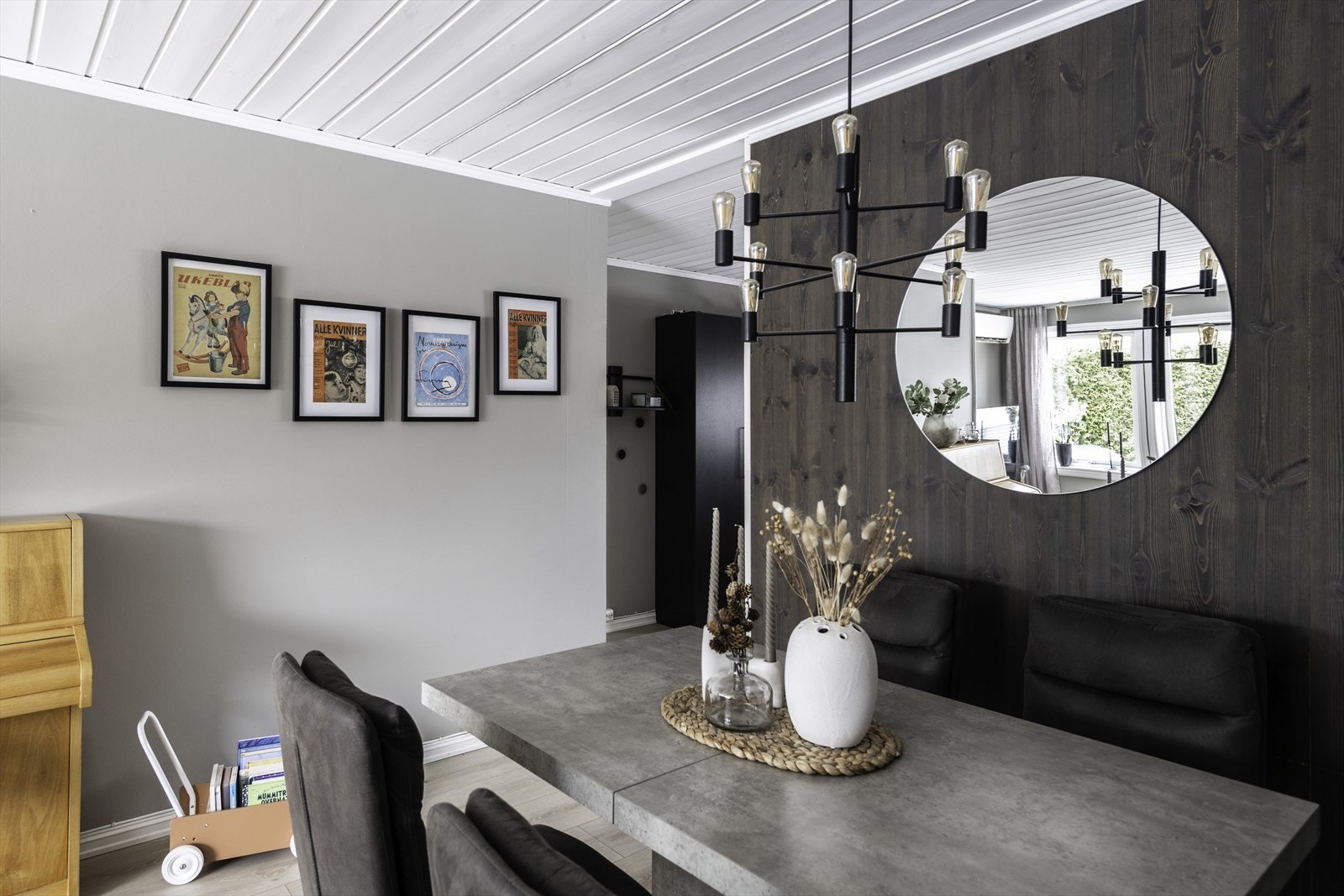 Spiseområdet er praktisk plassert ved kjøkkenet. Galleribilde