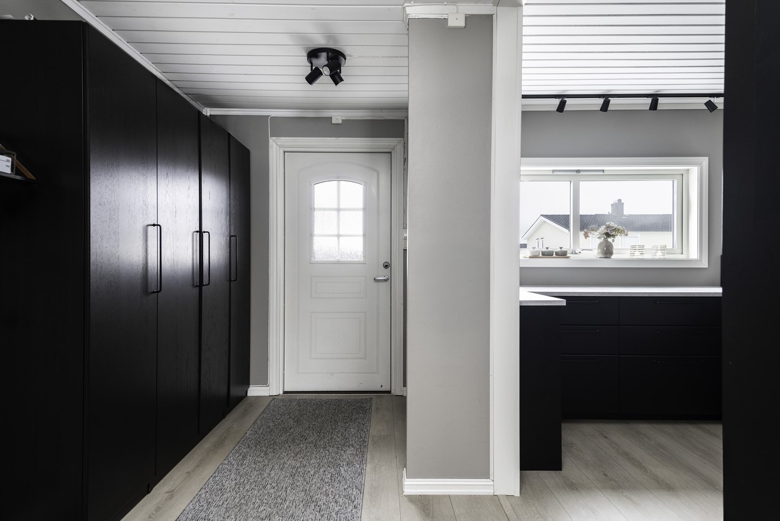 Romslig garderobe gir effektiv oppbevaring i entréen. Galleribilde