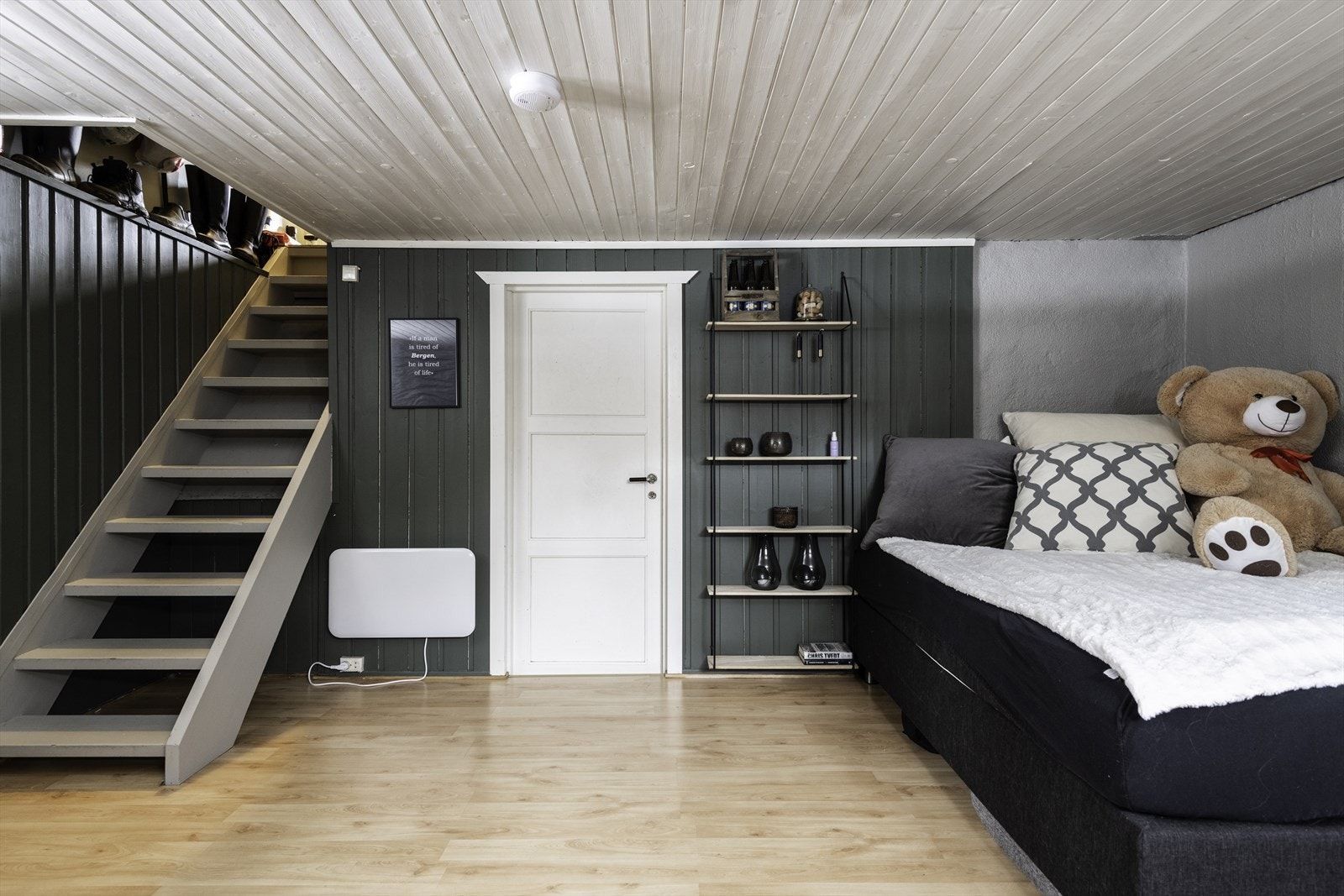 Trappen til kjelleren er malt, og det er panelte vegger som gir et enhetlig preg. (rommet er ikke godkjent for varig opphold) Galleribilde