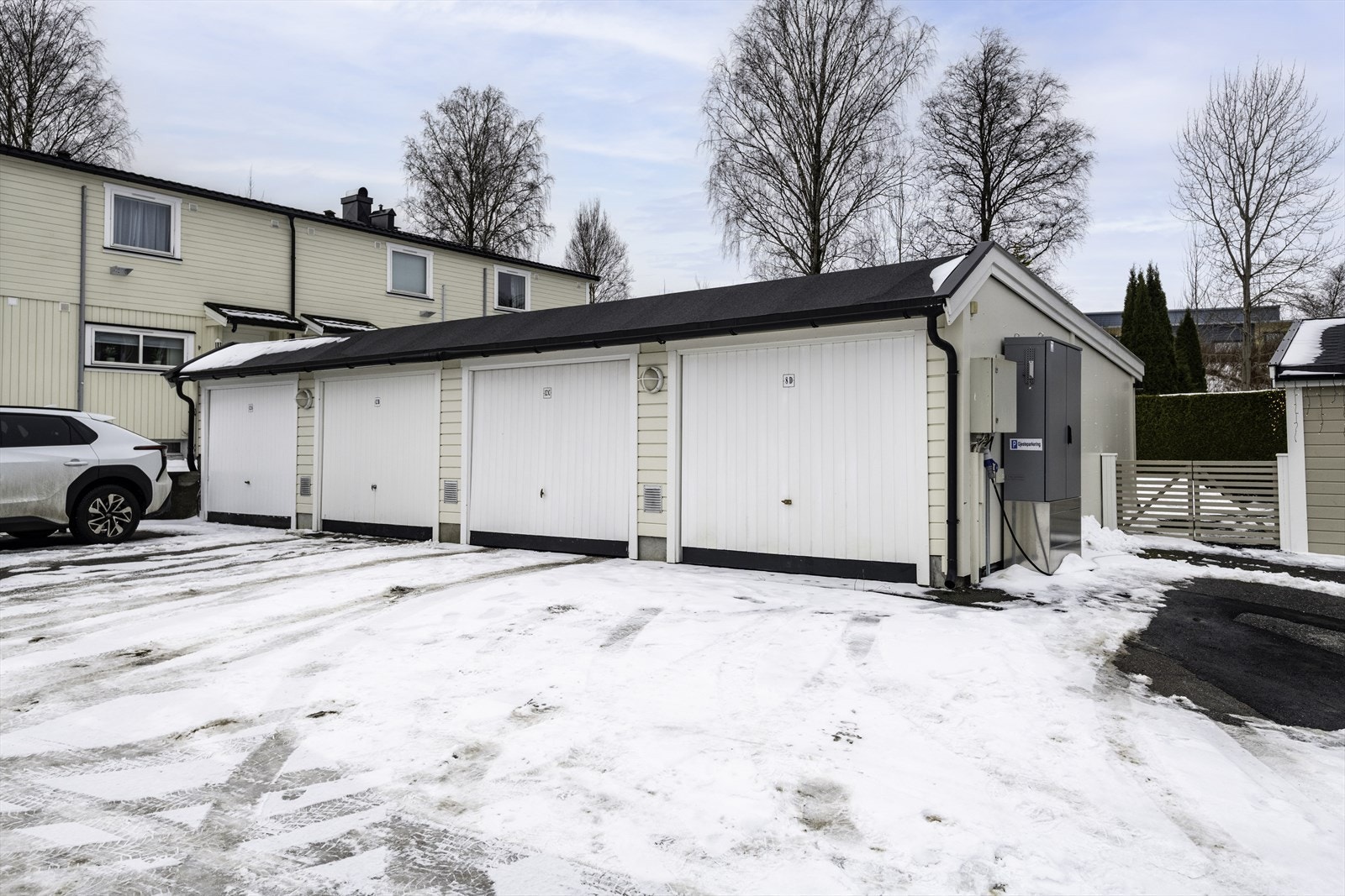 Felles garasjerekker gir praktisk parkeringsmulighet for beboerne. Galleribilde