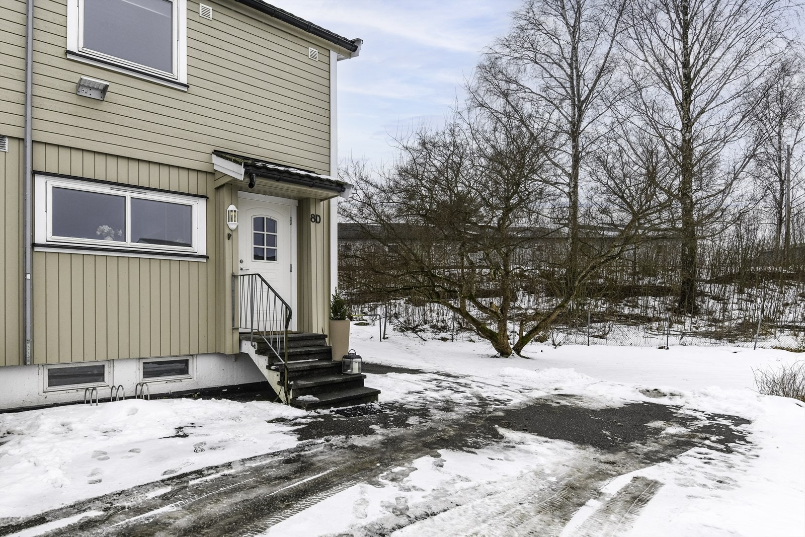 Inngangspartiet har en støpt elementtrapp med rekkverk i stålkonstruksjon. Galleribilde