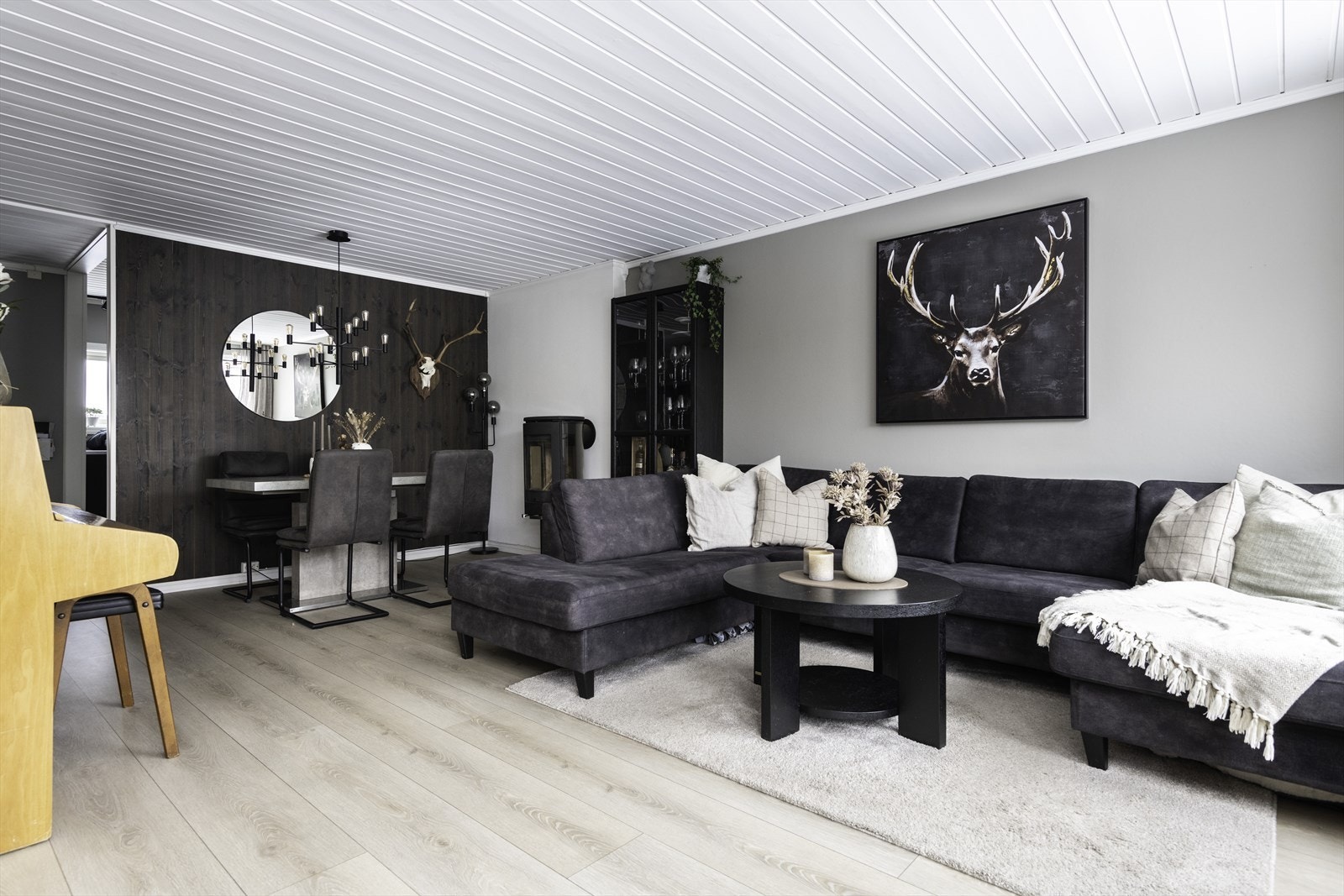 Store vindusflater gir godt med naturlig lys i stuen. Galleribilde