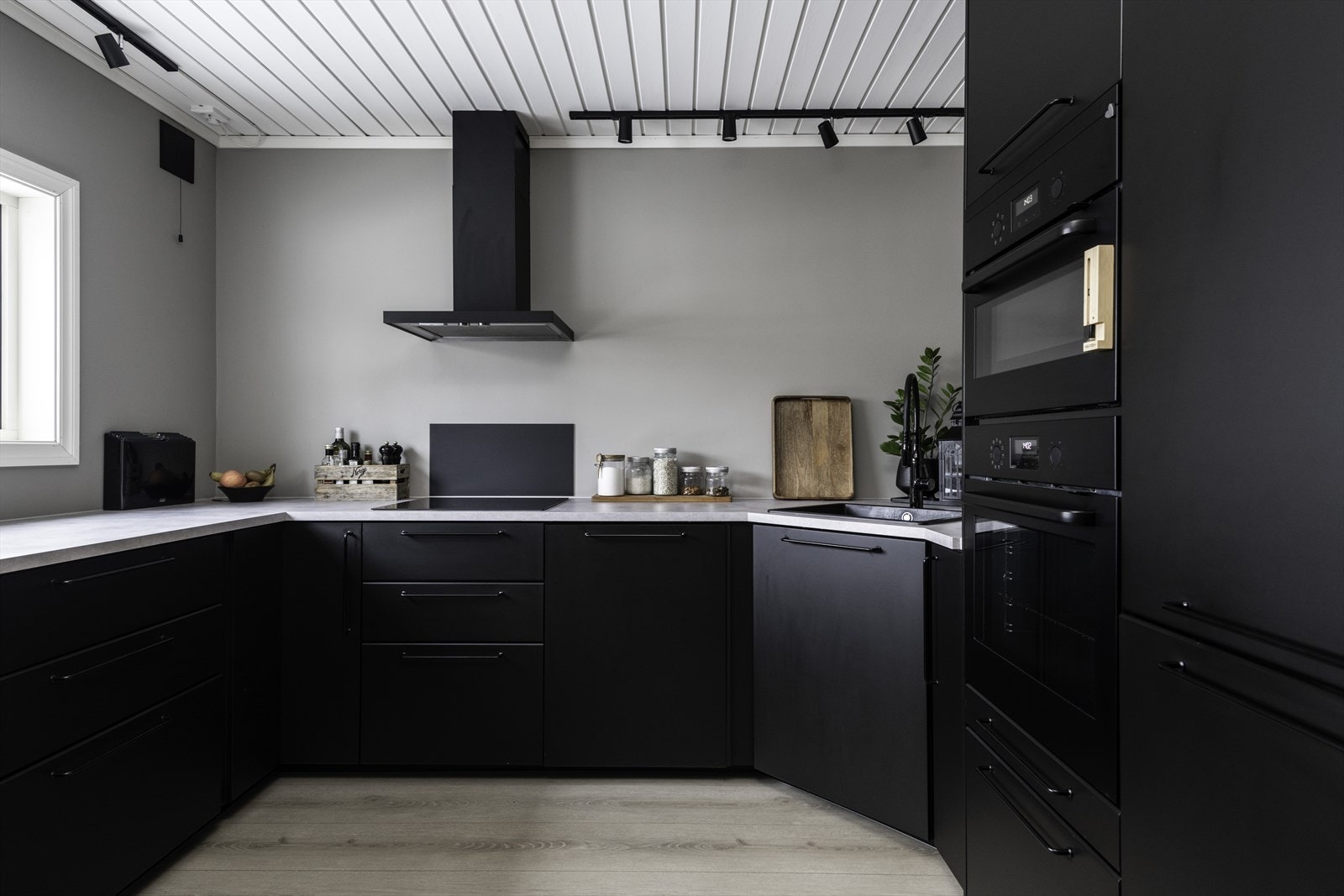 Kjøkkenet har glatte fronter og benkeplater av laminat, som gir en stilren arbeidsflate. Galleribilde